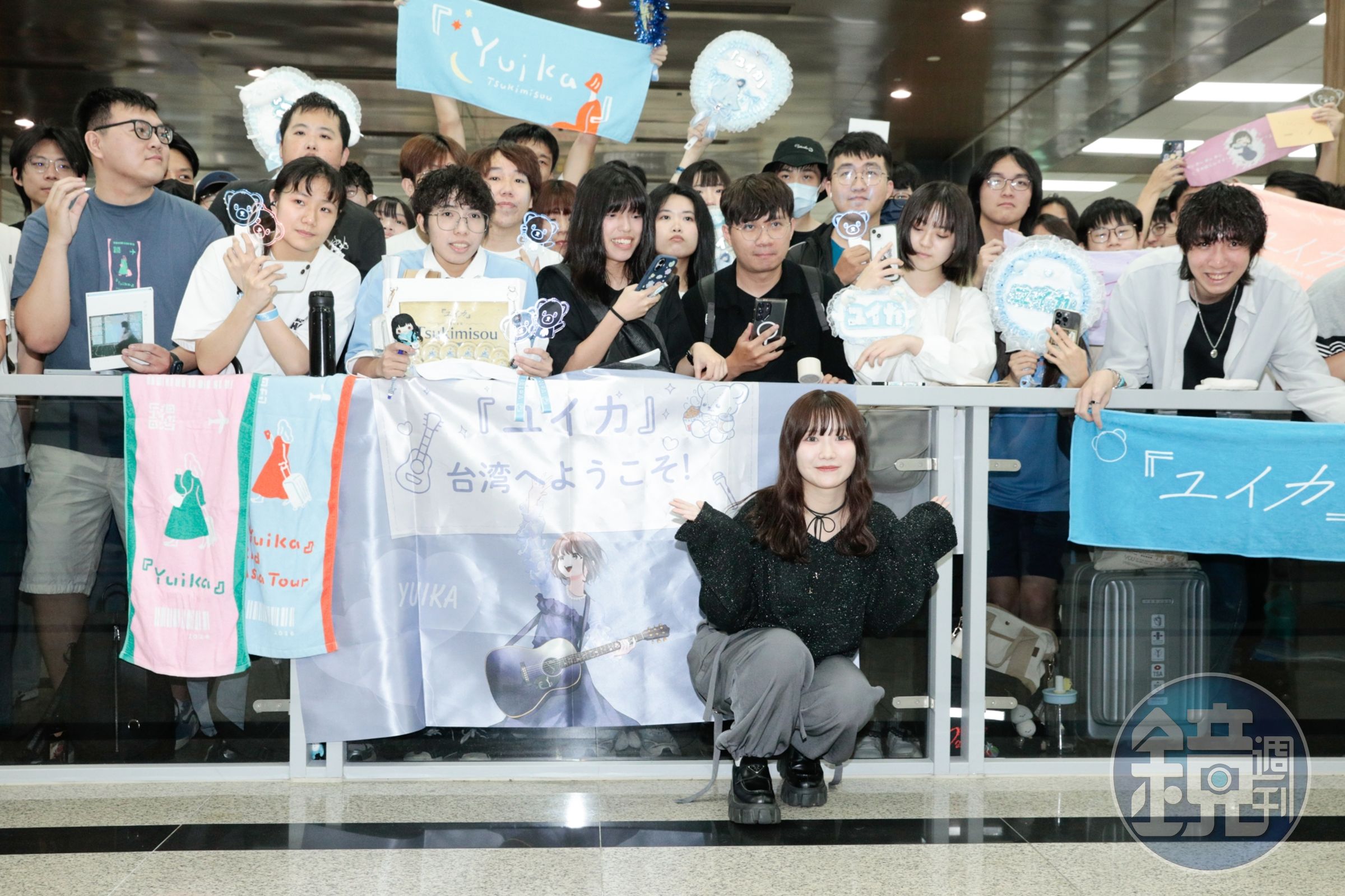 近200名歌迷為日本創作歌手Yuika 接機,還準備了應援布條。