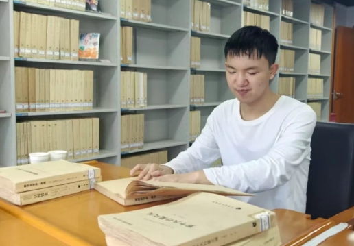 .山西挖眼案6歲男童郭斌參加殘疾人高考，拿721分奪全國第一。（翻攝自微博）