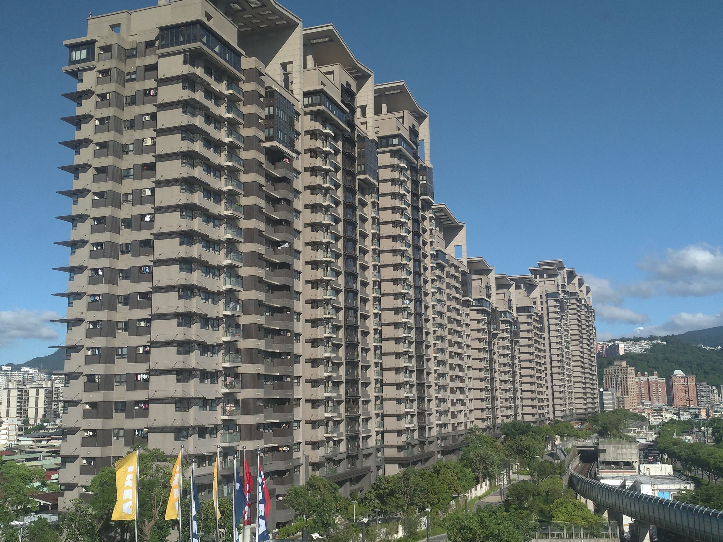 在台北捷運聯開宅中,新店的美河市平均單價70萬元,僅比周邊住宅貴7.1萬元,差距最小。