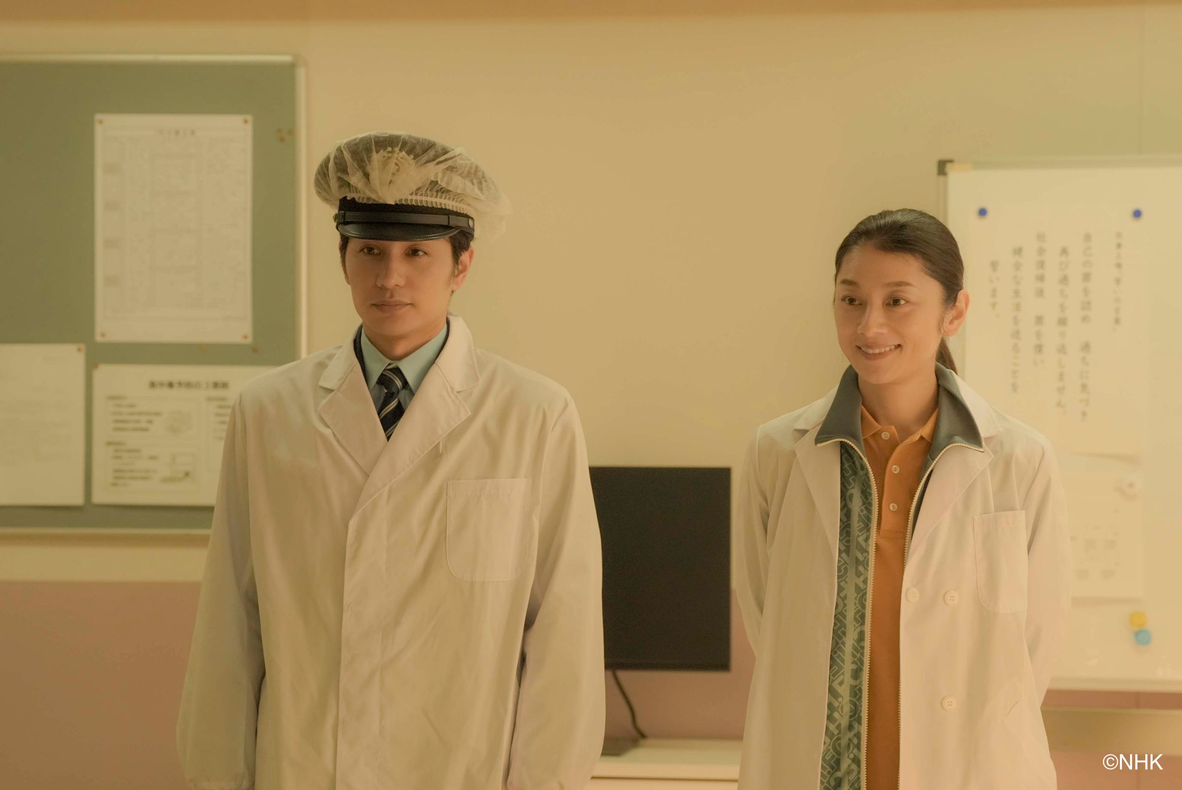 小池榮子在《獄所三星主廚》中飾演監獄營養師銀林葉子，與負責炊場的刑務官中村蒼對監獄餐點有截然不同的看法。（Hami Video提供）
