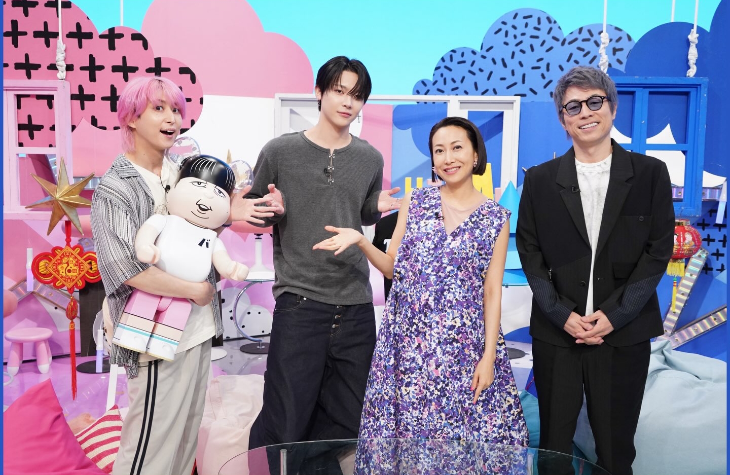 一青窈日前與&TEAM台灣成員王奕翔 NICHOLAS （左二）一同登上日本電視台綜藝，分享台灣景點與美食。（翻攝一青窈IG）