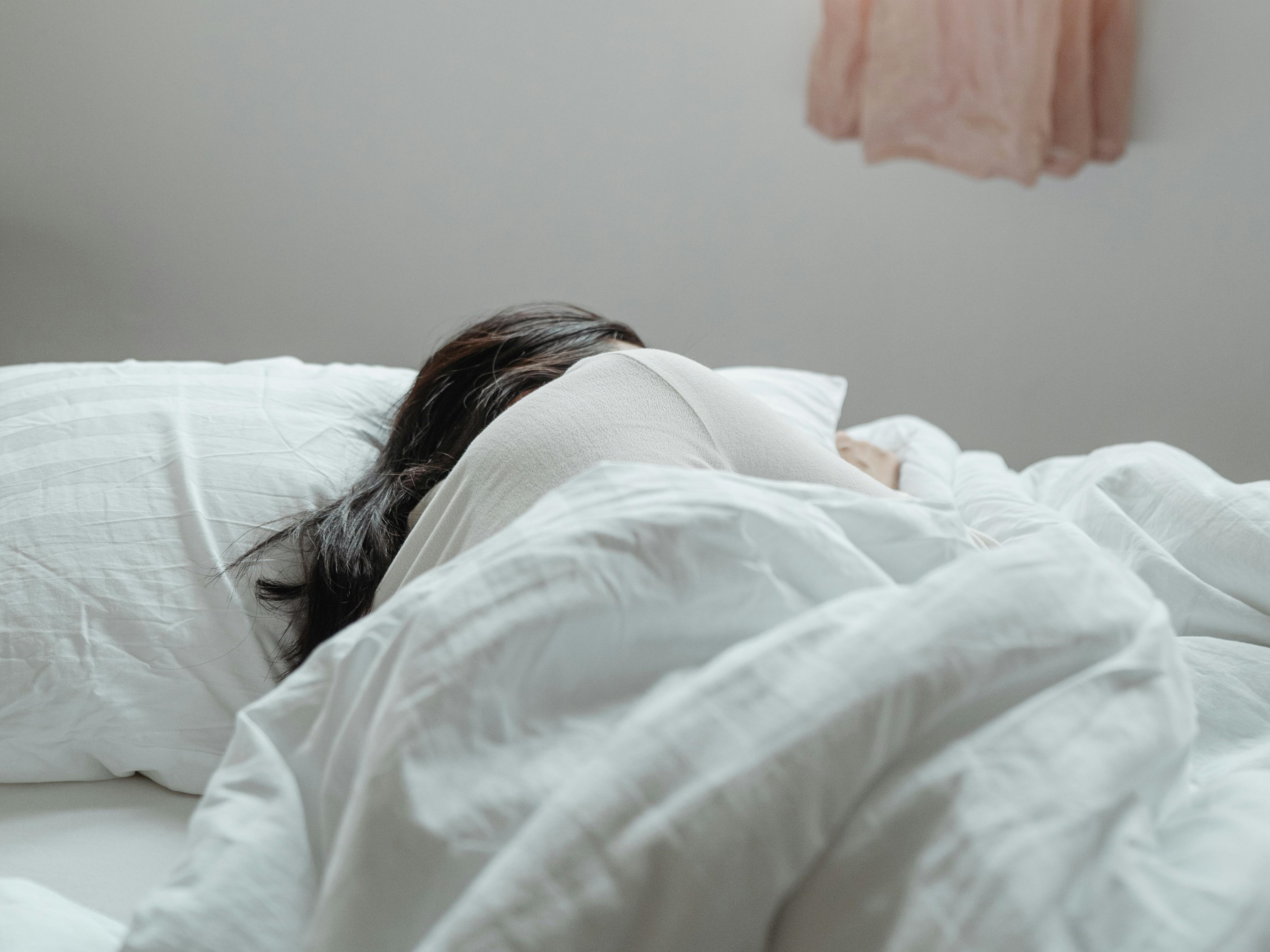 有位女大生長期備戰考試、熬夜唸書，結果出現全身痠痛、肌肉僵硬，甚至早上起床就像被卡車輾過一樣。（示意圖，取自pexels）