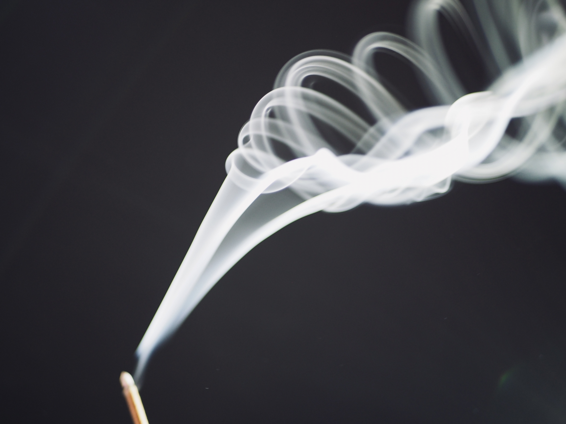 有不少人都遵照「除夕」的傳統,像是拜拜、吃團圓飯及守歲等習俗。(示意圖,取自photo-AC)