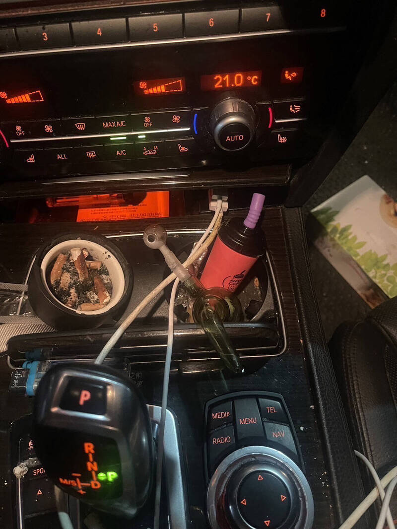 警方目視發現阮嫌車內排檔桿附近放了一個吸食器，立刻抓人。（翻攝畫面）