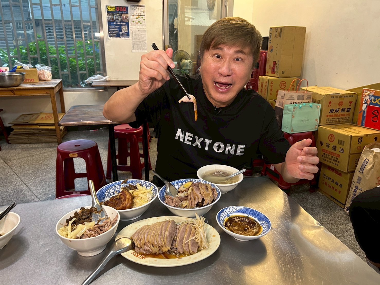 胡瓜到台南出外景大快朵頤一口接一口地吃起在地美食。（下面一位提供）