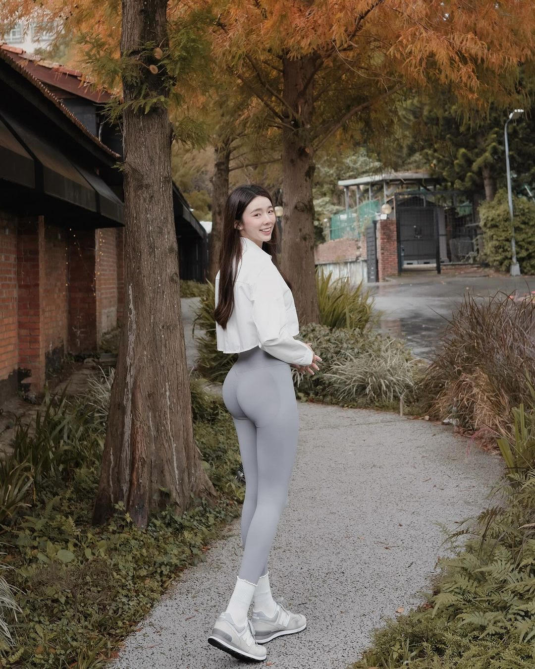 網美張媛穿瑜珈褲擺拍,健身有成的美臀成為目光焦點。(翻攝IG@cyuan.tw)