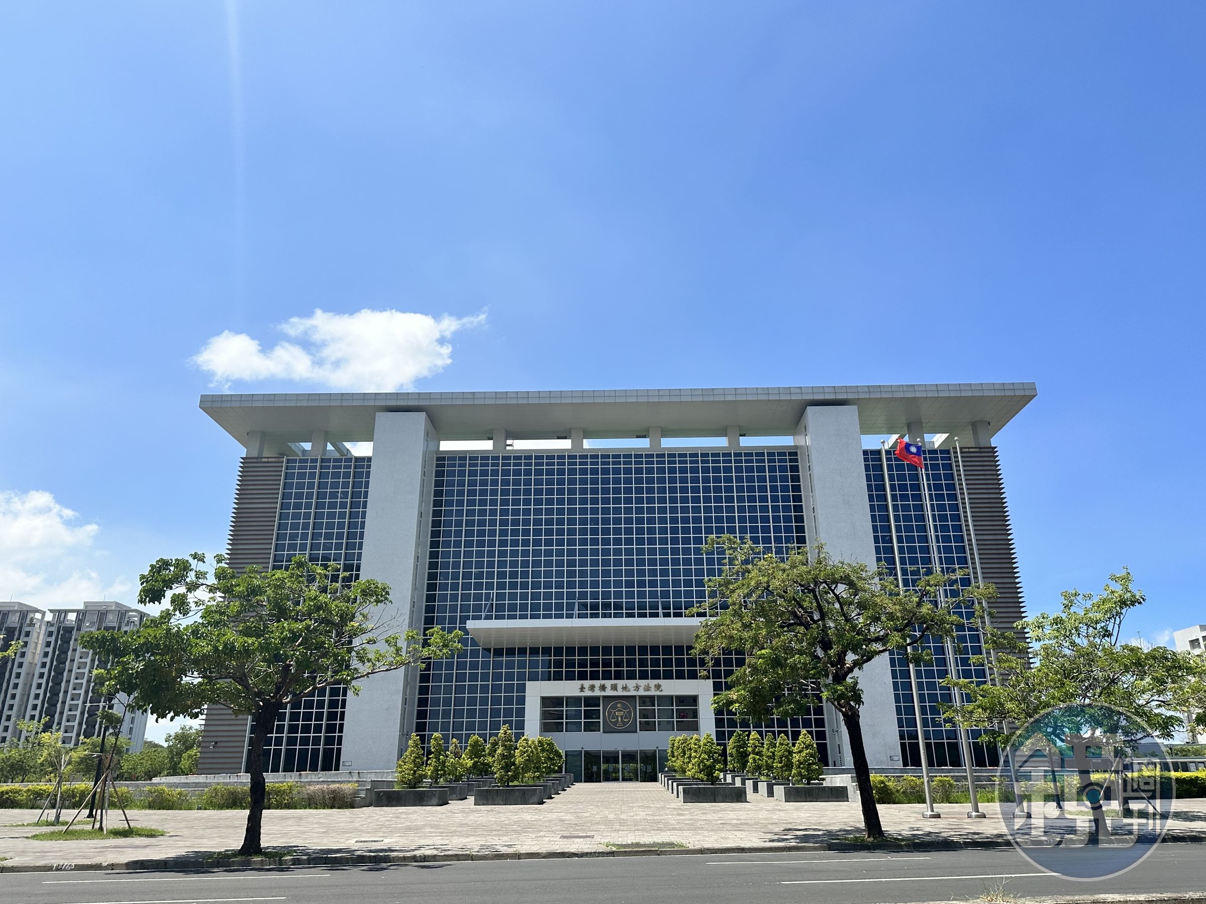 台北地檢署偵辦律師鄭鴻威擔任詐騙集團軍師案，查出他將現金藏在橋頭地院石育恩法官辦公室，石育恩坦承替對方送錢。