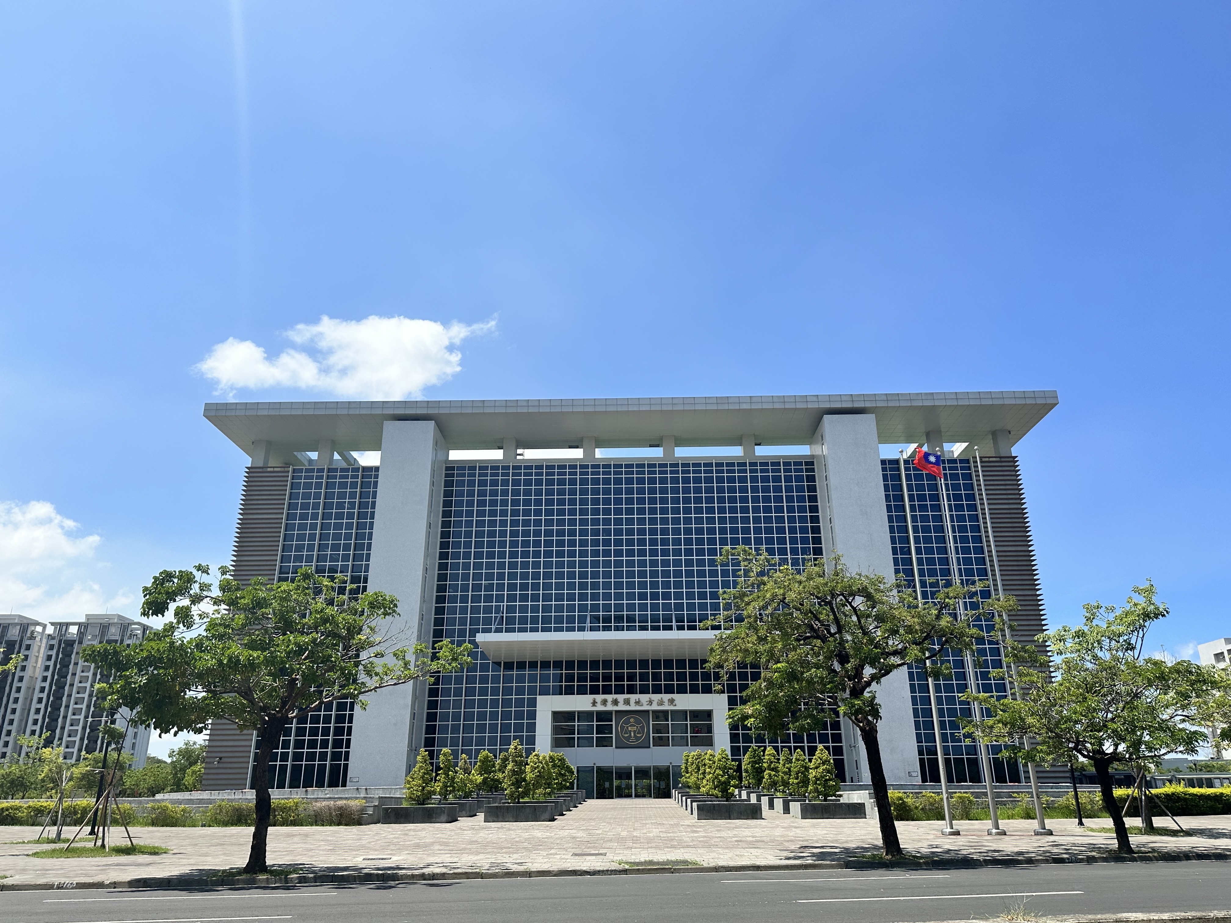 台北地檢署偵辦律師鄭鴻威擔任詐騙集團軍師案，查出他將現金藏在橋頭地院石育恩法官辦公室，石育恩坦承替對方送錢。