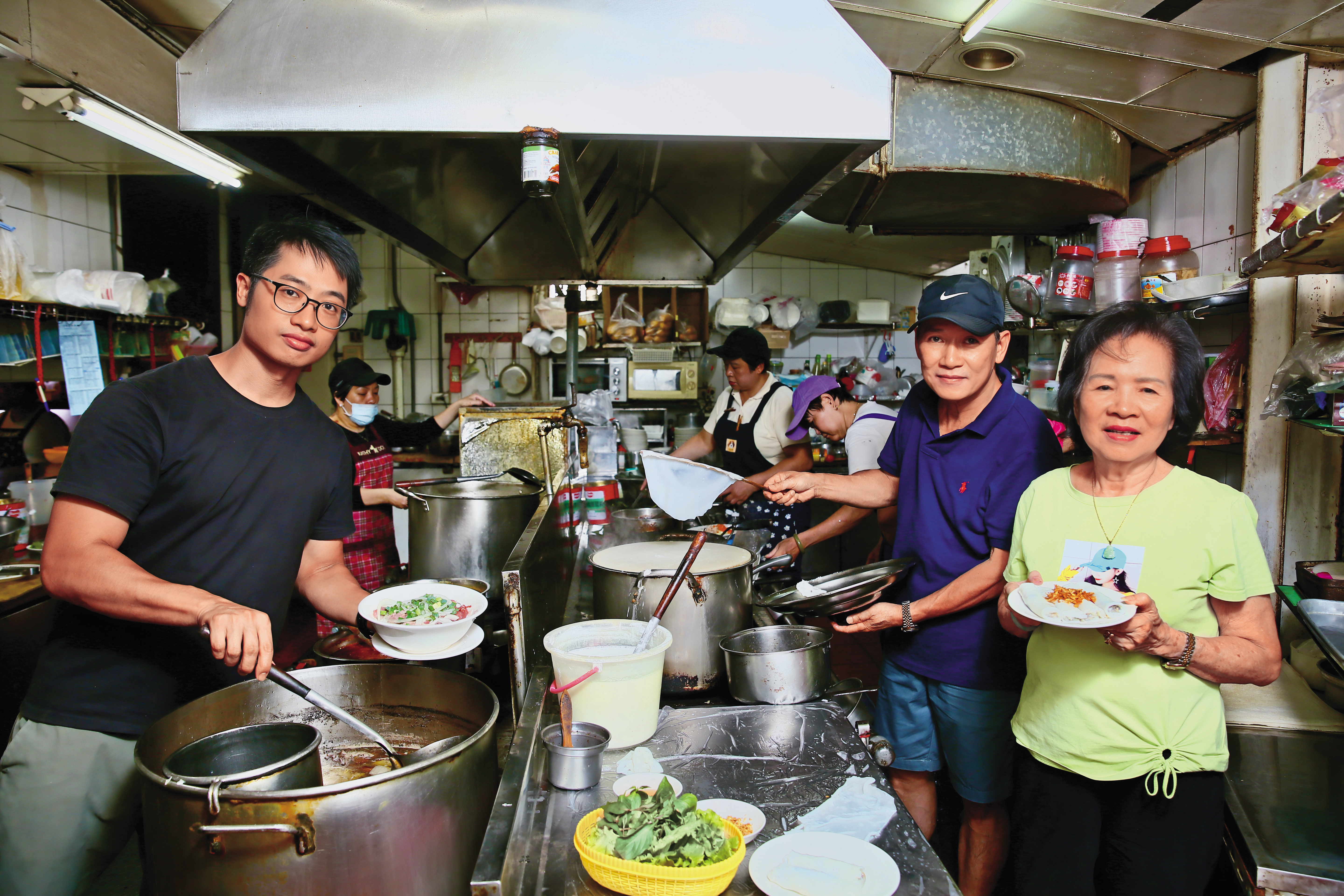 「翠薪越南餐廳」由二代老闆林偉明（右2）和兒子林斯榮（左1）坐鎮，堅持現蒸粉皮。姊姊林潔明（右1）固定巡視廚房，守住家傳美味。