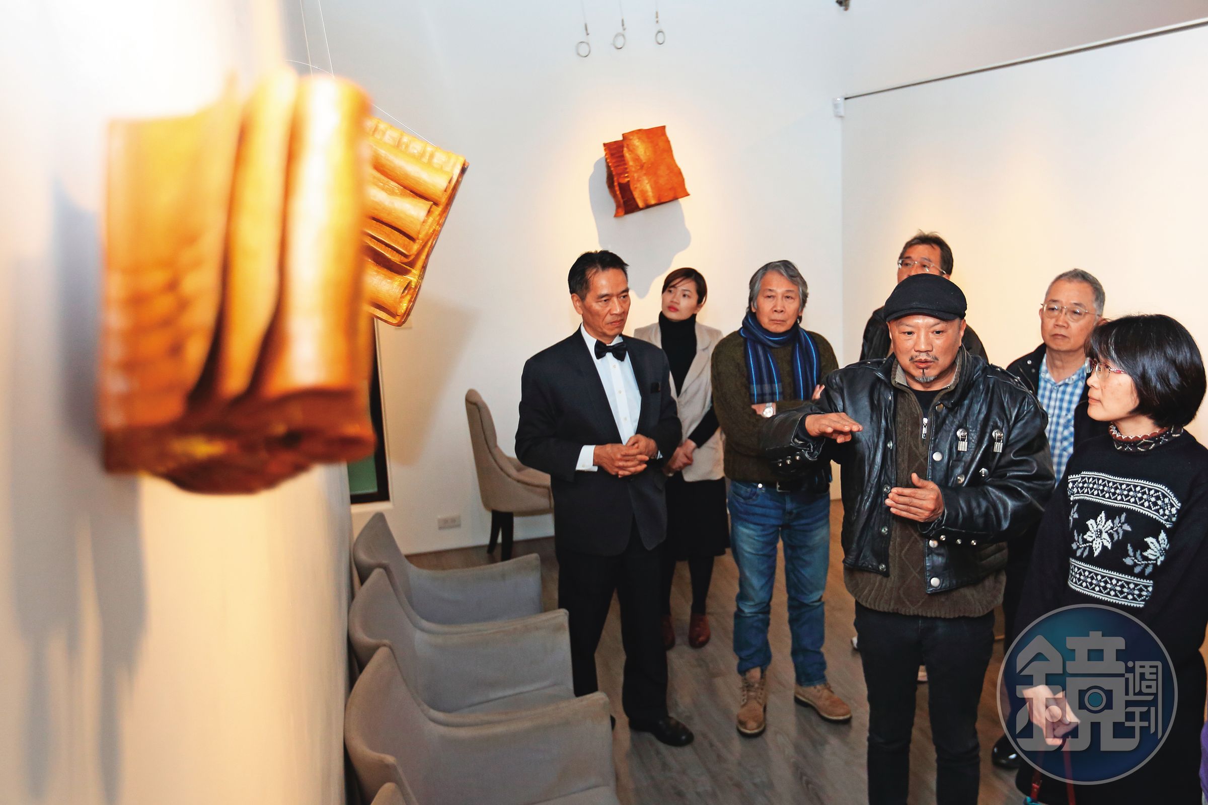 2018年梁平正(前右2)在台北沾美藝術庭苑展出《是與非》個展。