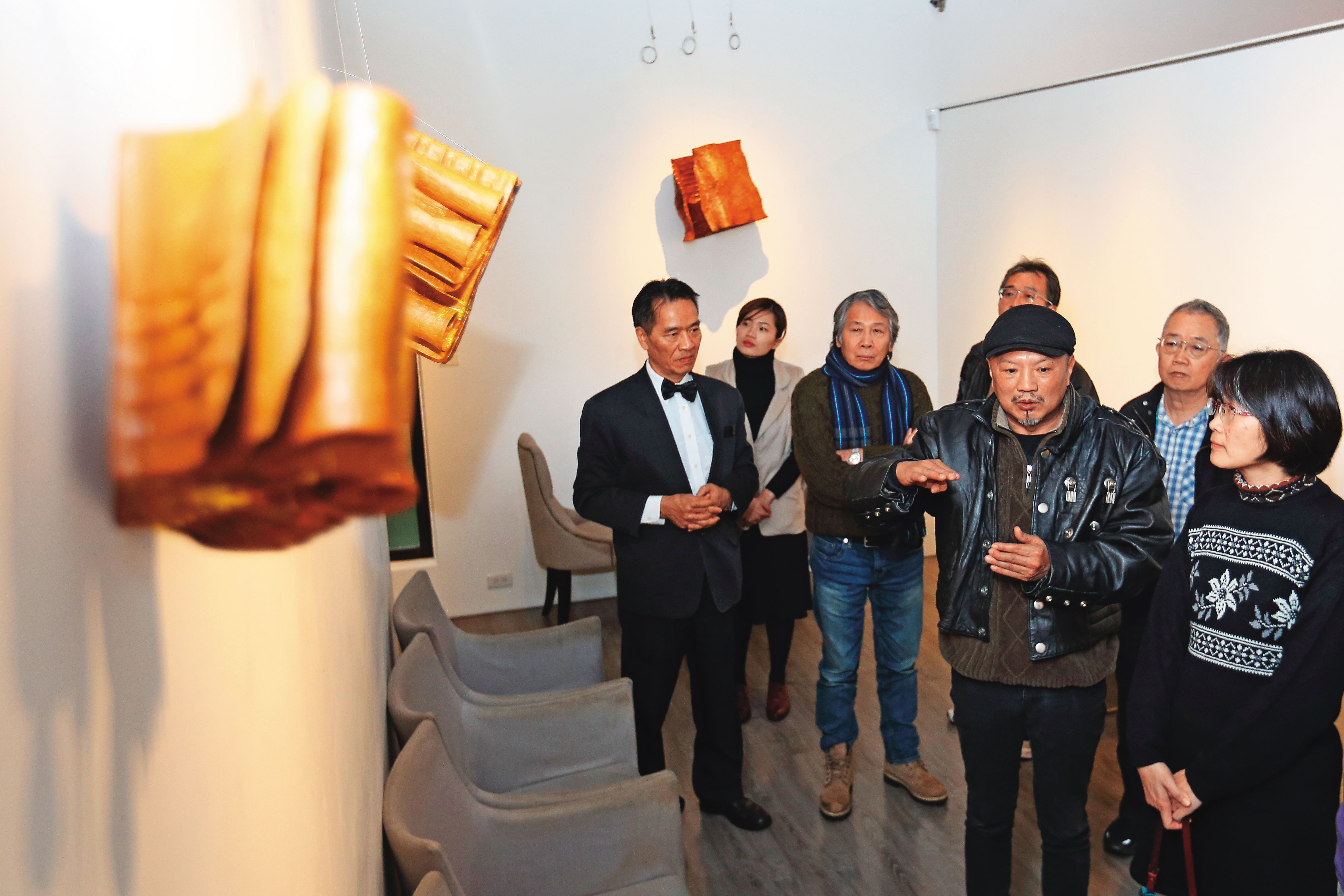 2018年梁平正（前右2）在台北沾美藝術庭苑展出《是與非》個展。
