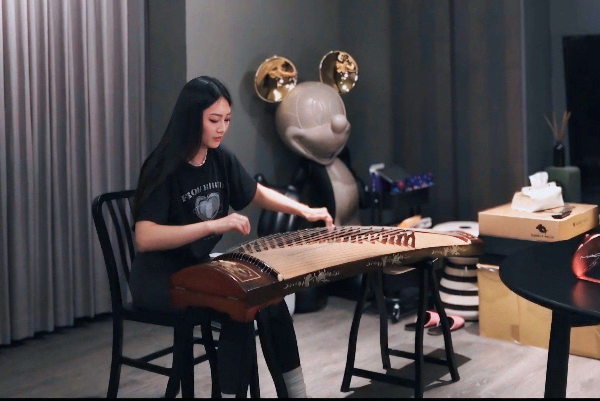 琟娜Verna曾學過多年古箏。（谷優娛樂提供）