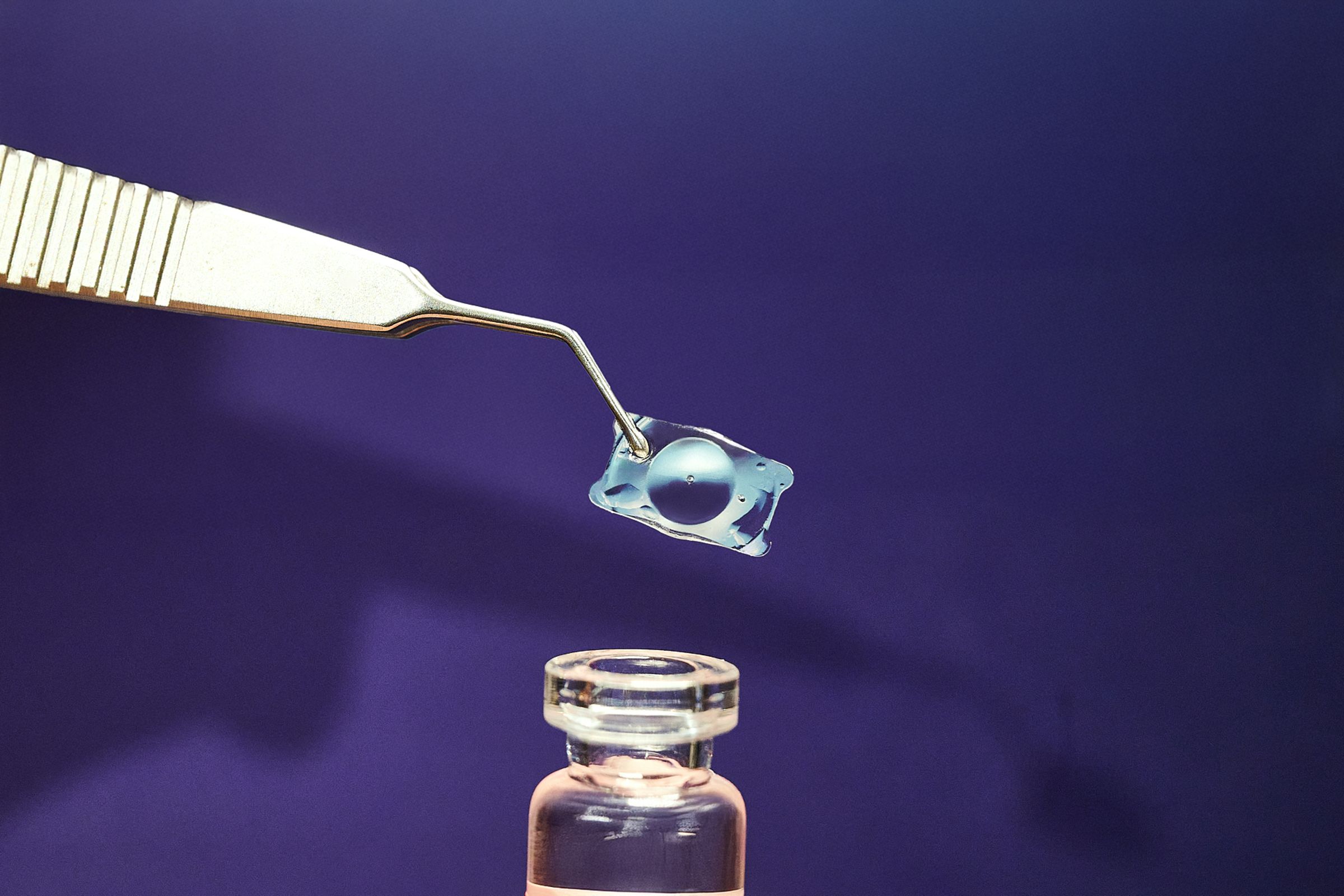 EVO ICL膠原蛋白眼內鏡採用瑞士專利Collamer®親水性膠原蛋白材質，擁有良好的柔軟度與UV防護特性，透過微創植入技術，為高度近視及有老花需求的族群提供穩定的矯正方案。（圖／大學眼科提供）