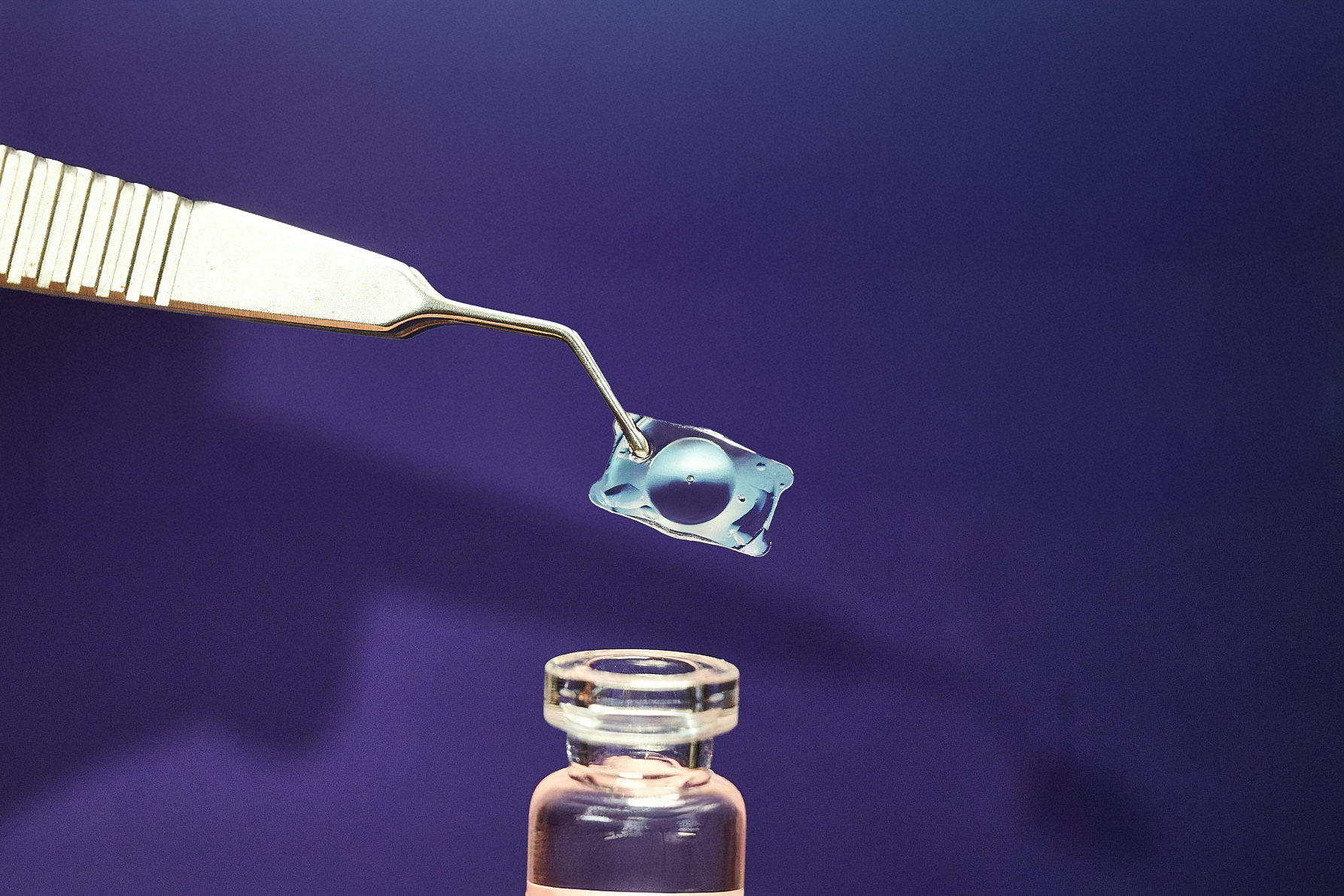 EVO ICL膠原蛋白眼內鏡採用瑞士專利Collamer®親水性膠原蛋白材質，擁有良好的柔軟度與UV防護特性，透過微創植入技術，為高度近視及有老花需求的族群提供穩定的矯正方案。（圖／大學眼科提供）