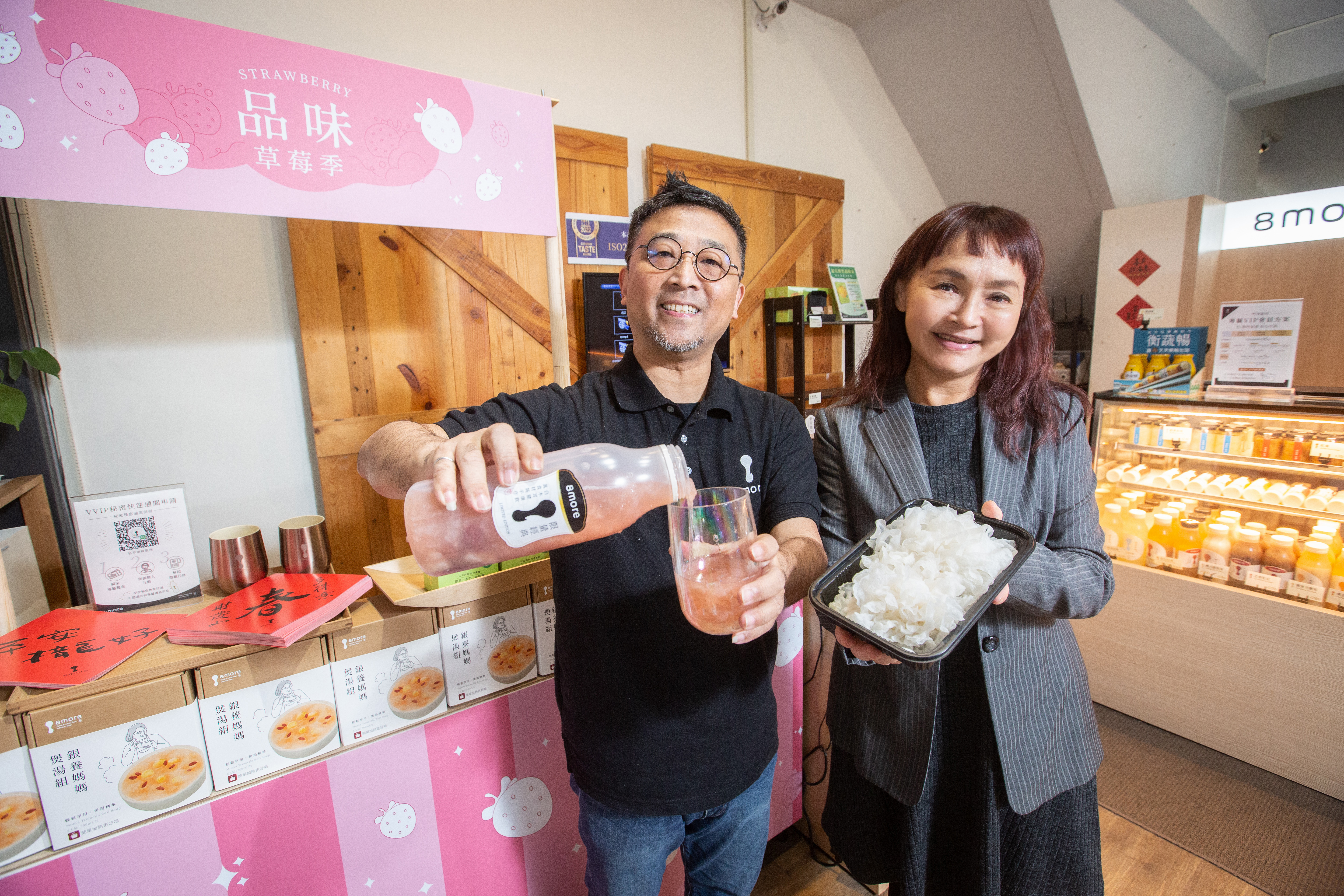 林益慶（右）與郭怡妙（左）10年前放棄光電產業副總職稱與光環，中年轉業賣起當時台灣尚未有人在做的新鮮白木耳飲品。