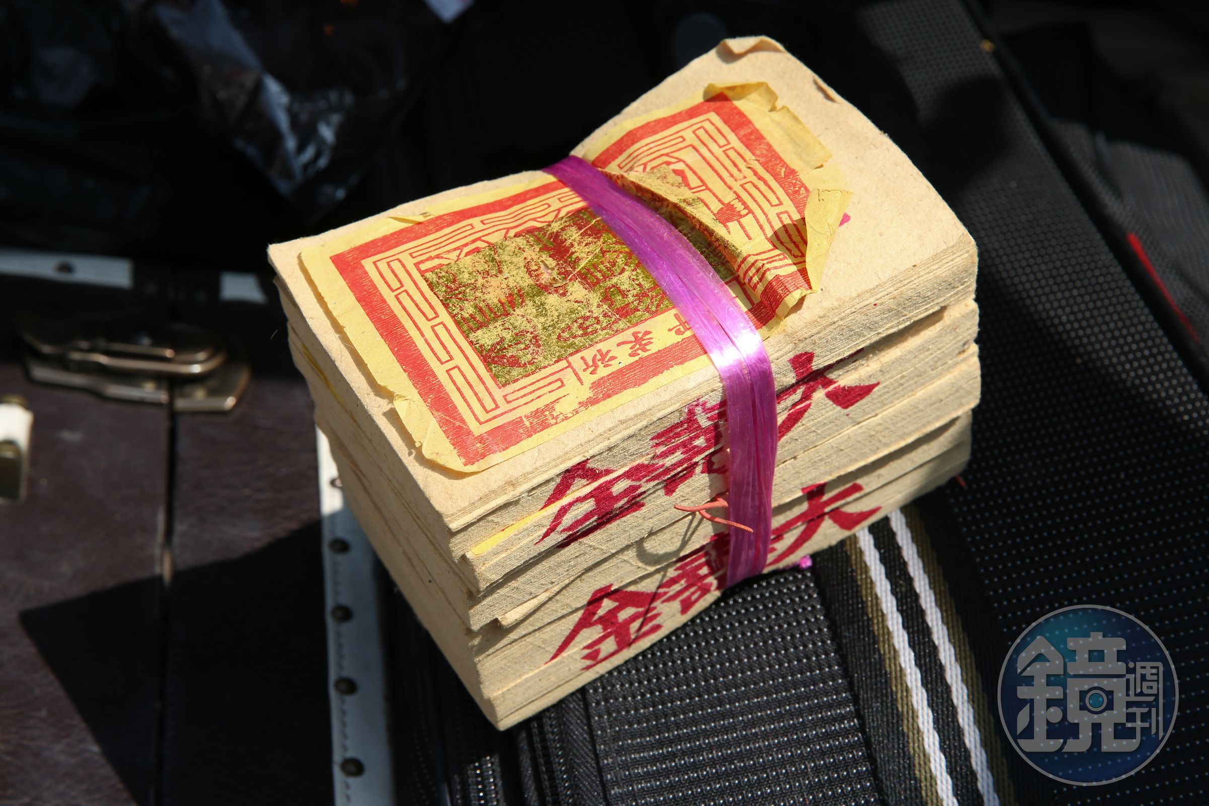 有人就好奇在臉書社團詢問「為什麼燒金紙要對摺呢？」結果引來許多網友討論。（示意圖，本刊資料照）