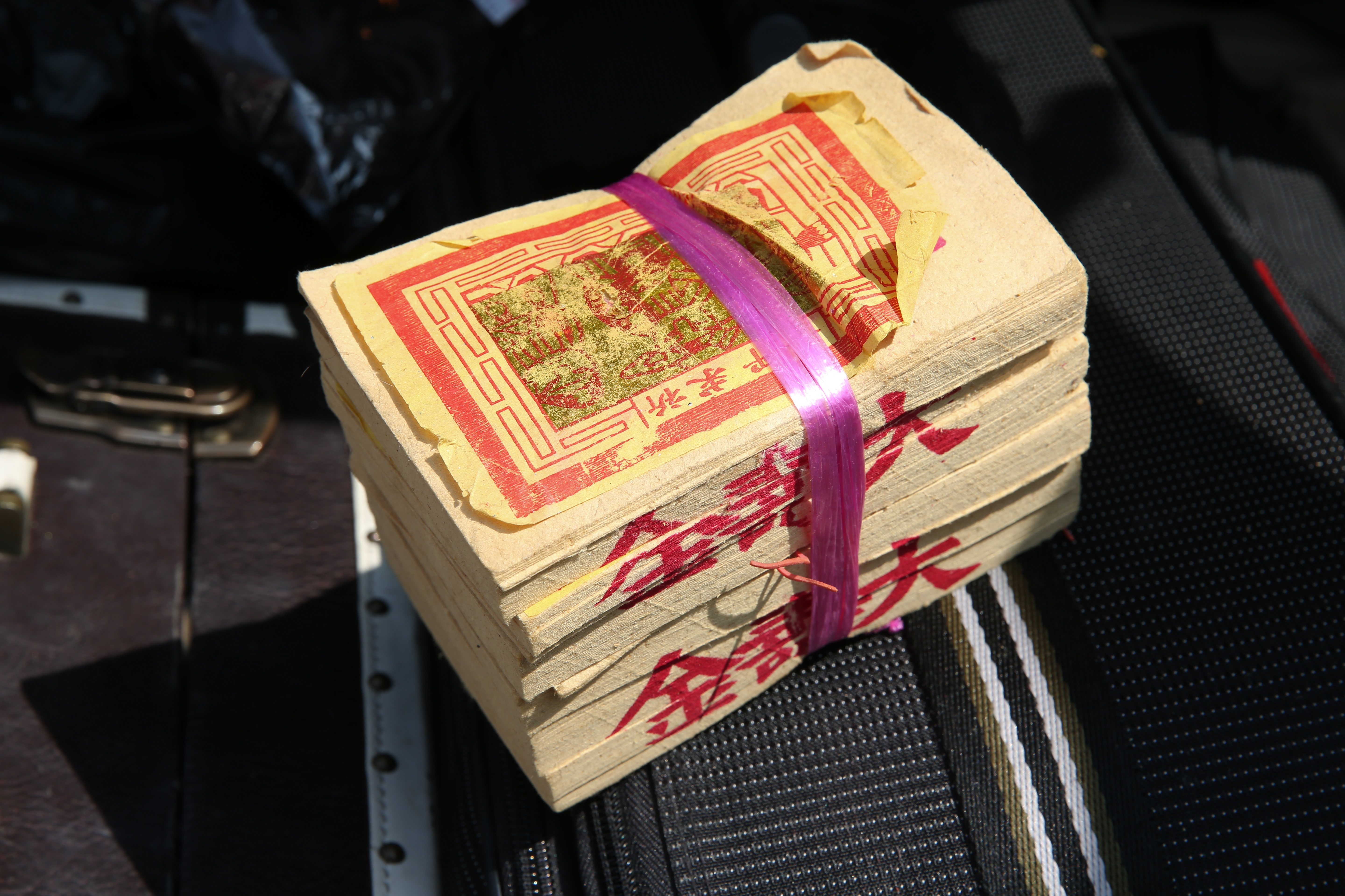 有人就好奇在臉書社團詢問「為什麼燒金紙要對摺呢？」結果引來許多網友討論。（示意圖，本刊資料照）