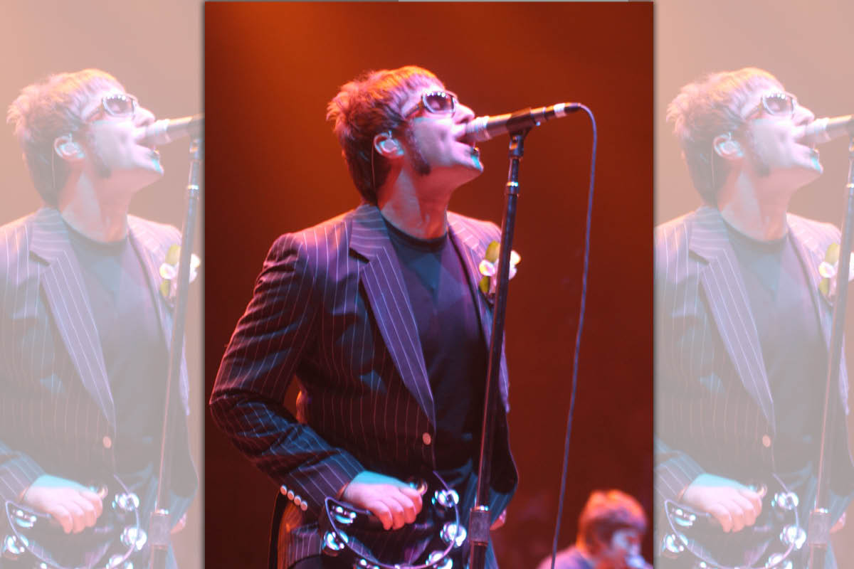 2005年綠洲合唱團在紐約登台演出的歷史畫面，主唱連恩（前）與吉他手諾爾（後）多年來都是王不見王。（東方IC）