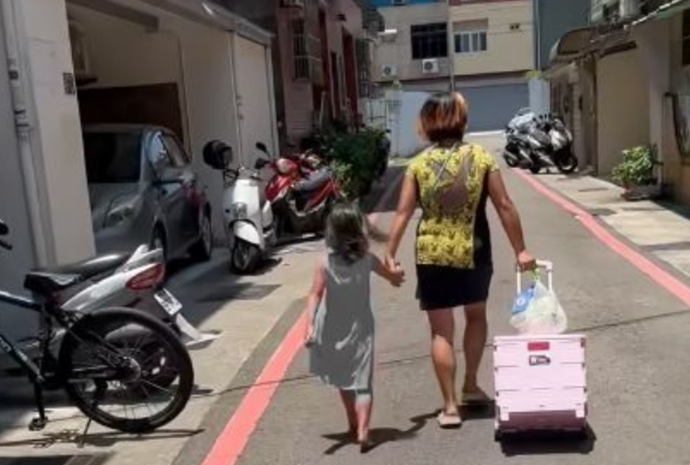新竹發生一名6歲女童被狠母強拉赤腳走在高溫柏油路上,事後雙腳灼傷起水泡。(翻攝臉書社團新竹大小事)