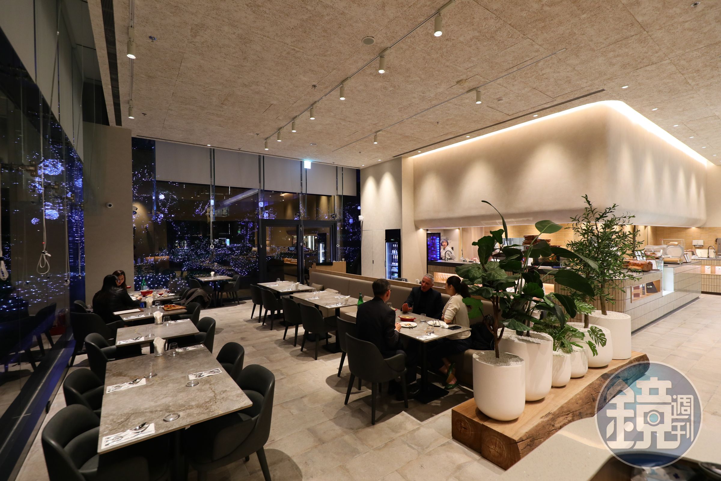 RÒU x James Sharman由澤新建築操⼑,打造舒適怡⼈的用餐空間。