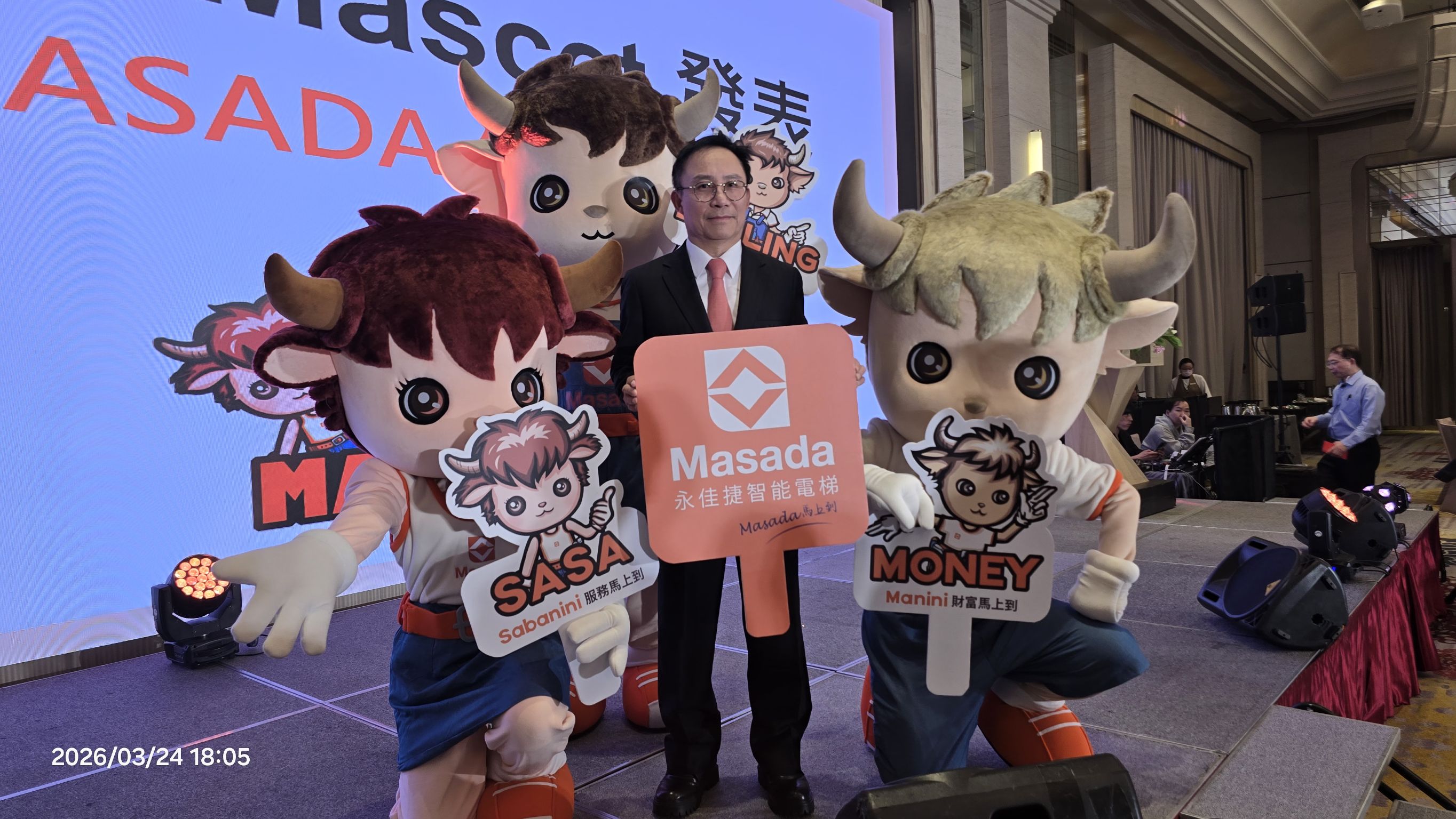 永佳捷電梯董事長許作名與公司3隻「牛LULU」吉祥物在春酒亮相，炒熱現場氣氛。（永佳捷電梯提供）