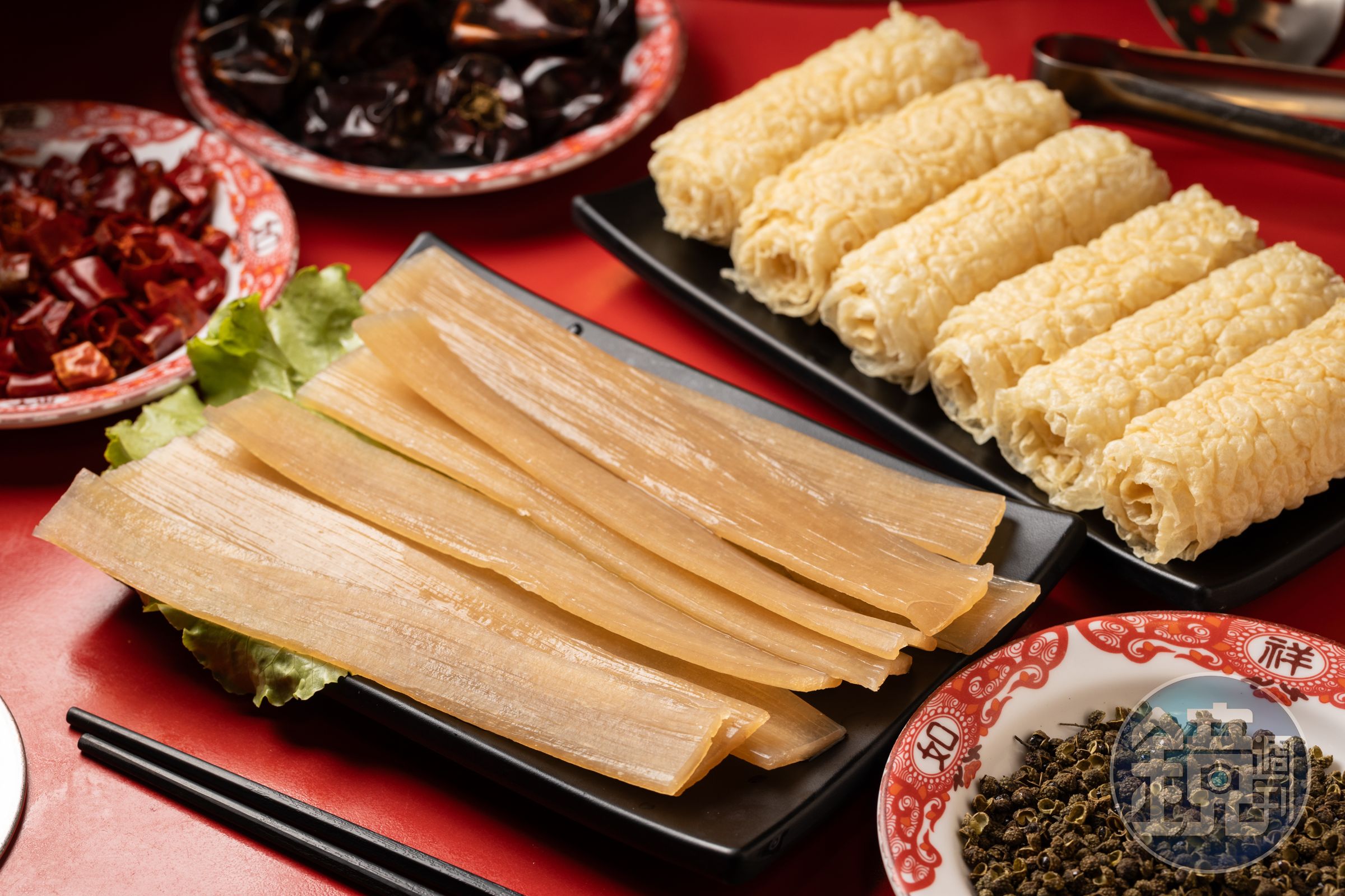 老饕必點的「紅薯寬粉」（前，100元／份）與油炸後的薄豆皮捲「響鈴卷」（後，80元／份）。