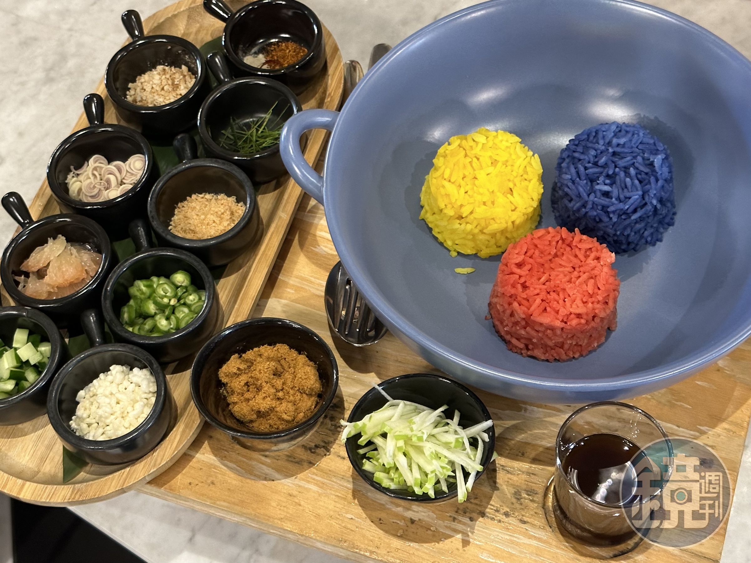 配色、佐料豐富繽紛的「泰式米沙拉」,是皇室款待貴賓的料理。(380元/份)