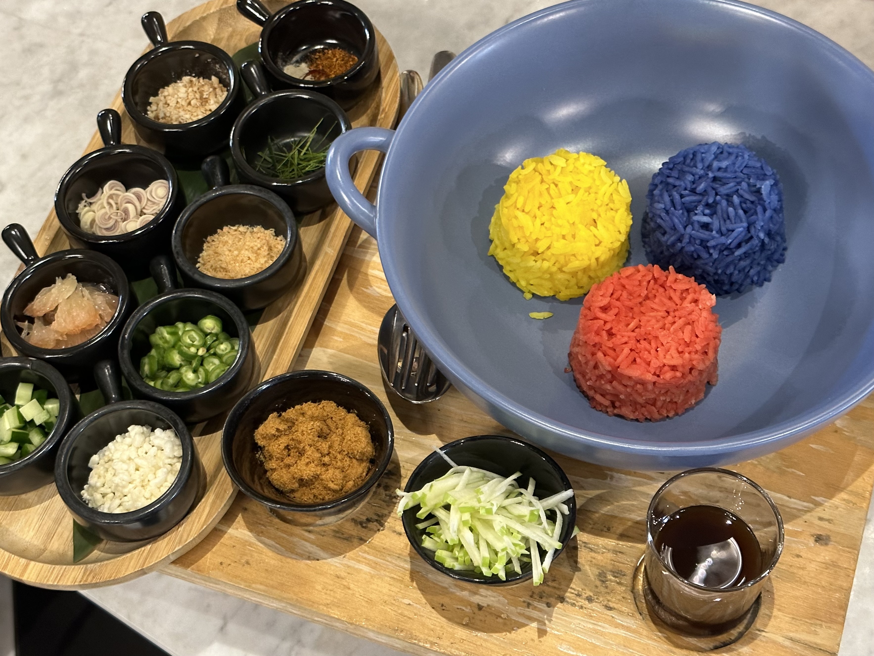 配色、佐料豐富繽紛的「泰式米沙拉」，是皇室款待貴賓的料理。（380元／份）