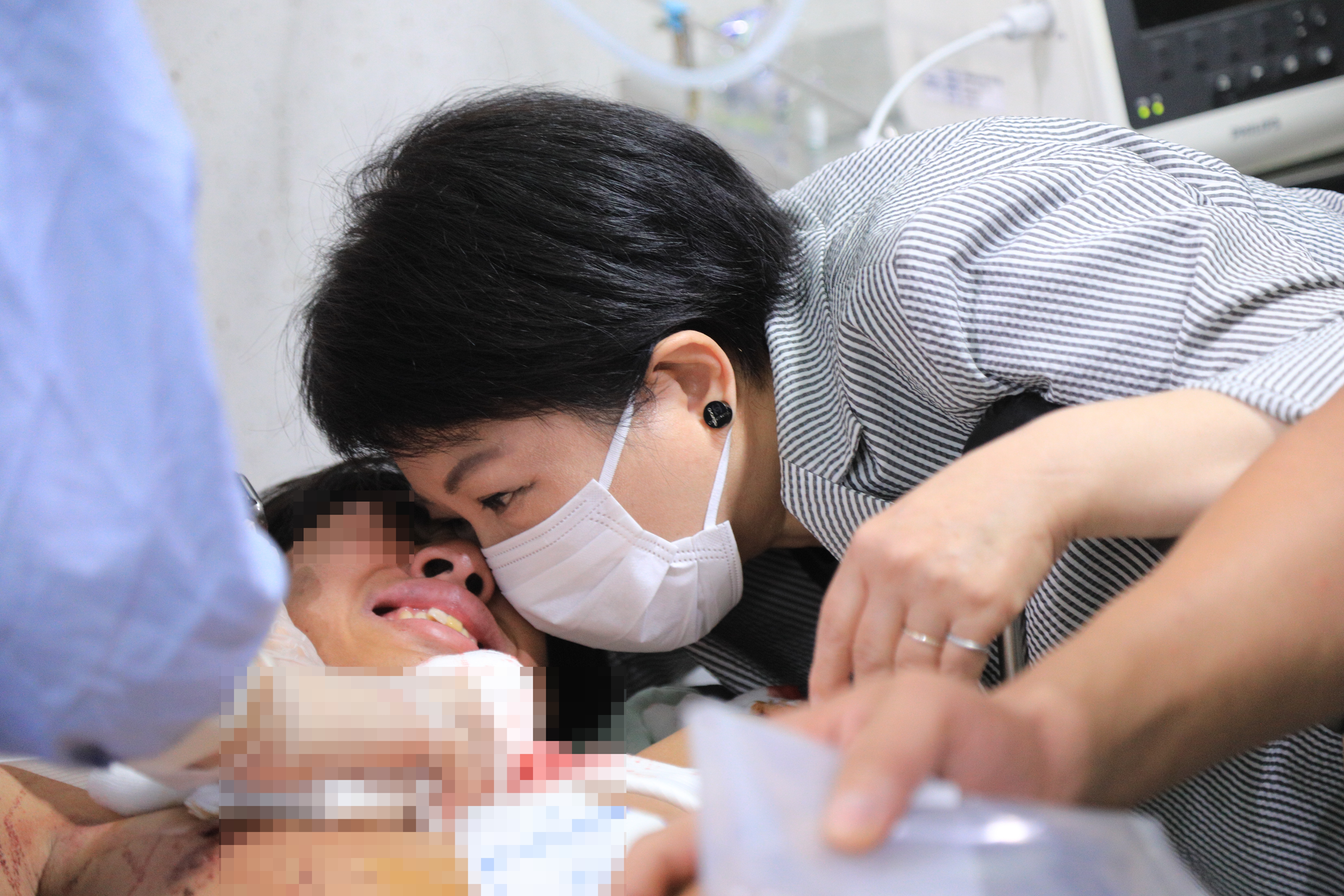 盧秀燕稍早前往林新醫院探視，對傷患及家屬表達慰問。（台中市政府提供）