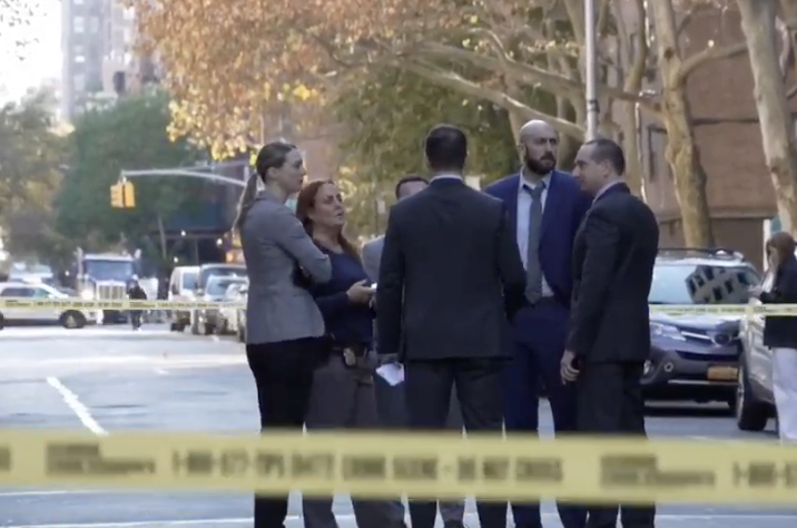 曼哈頓在18日上午發生男子持刀隨機殺人事件。（翻攝自X@ScooterCasterNY）