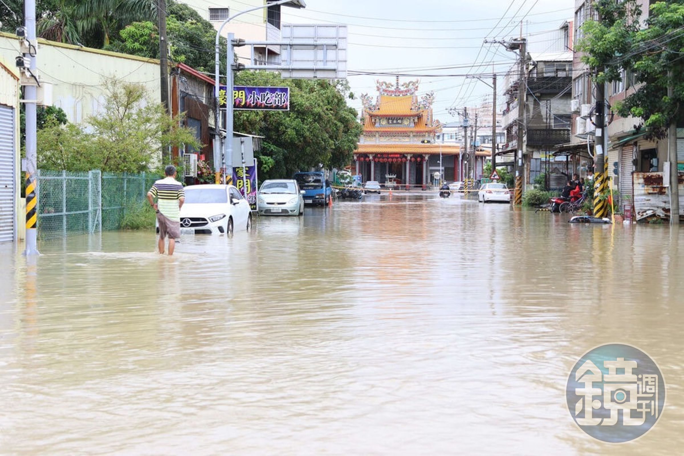 豪雨造成大湖口溪水位暴漲灌進民宅，但下水道系統排放口竟未設置倒灌防護設施。（讀者提供）
