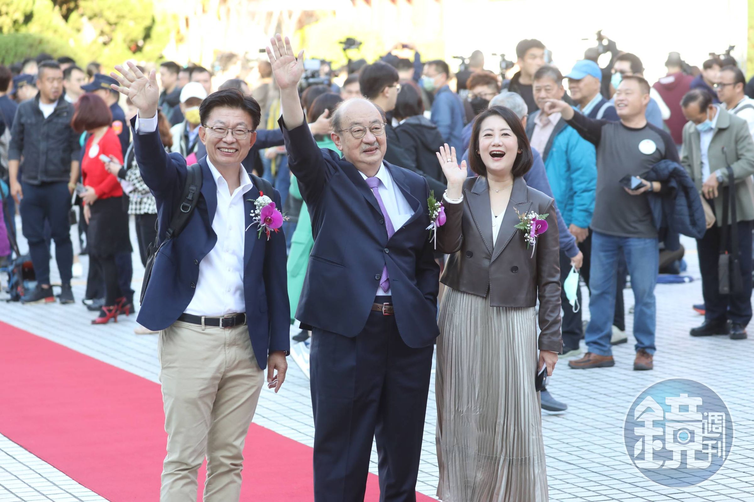 民進黨團總召柯建銘（中）今再度喊話，稱綠委不會投票給黃珊珊。