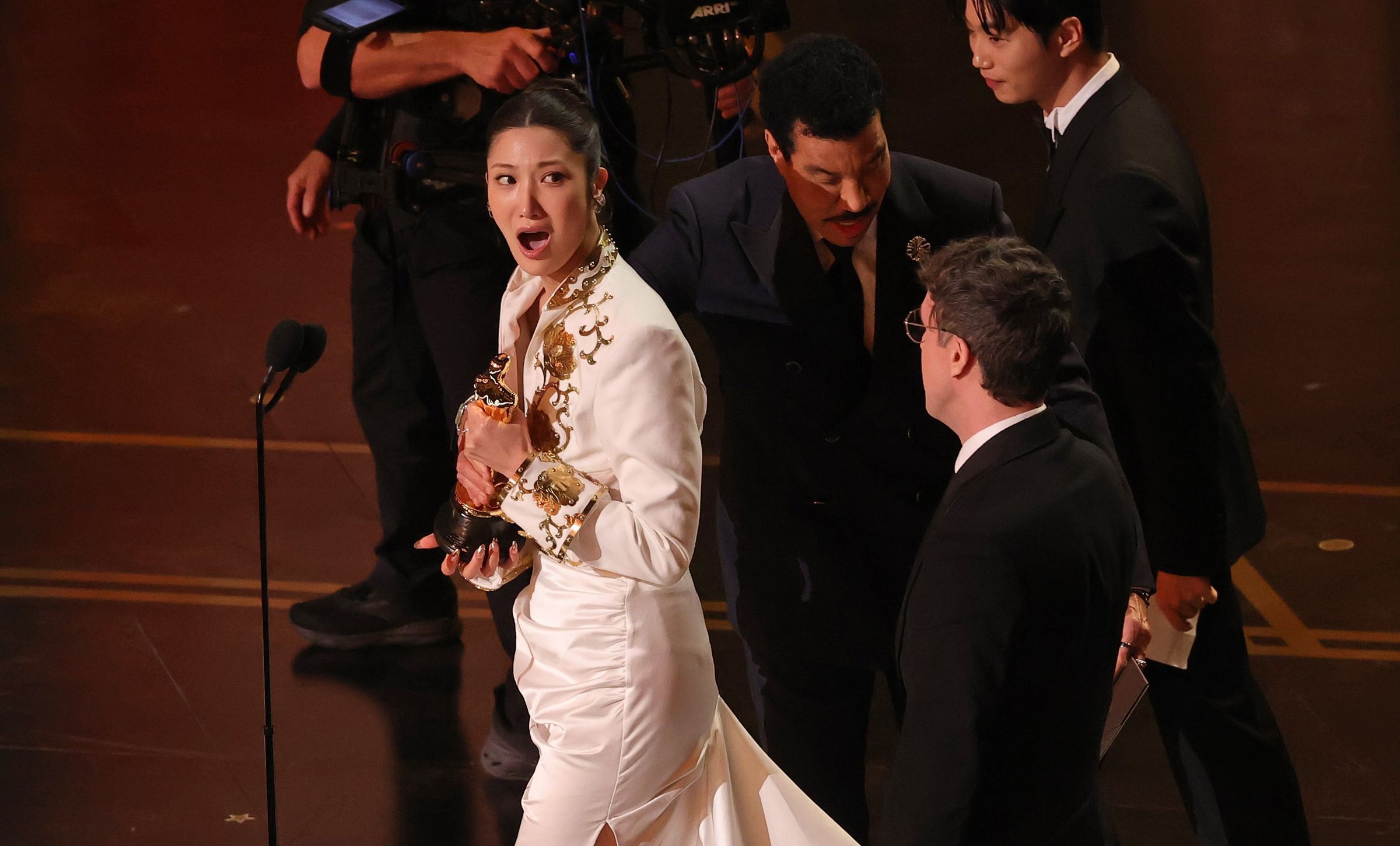 〈Golden〉獲得奧斯卡最佳原創歌曲獎，主唱EJAE相當感動，但致詞時遭音樂打斷。（翻攝X@netflix）
