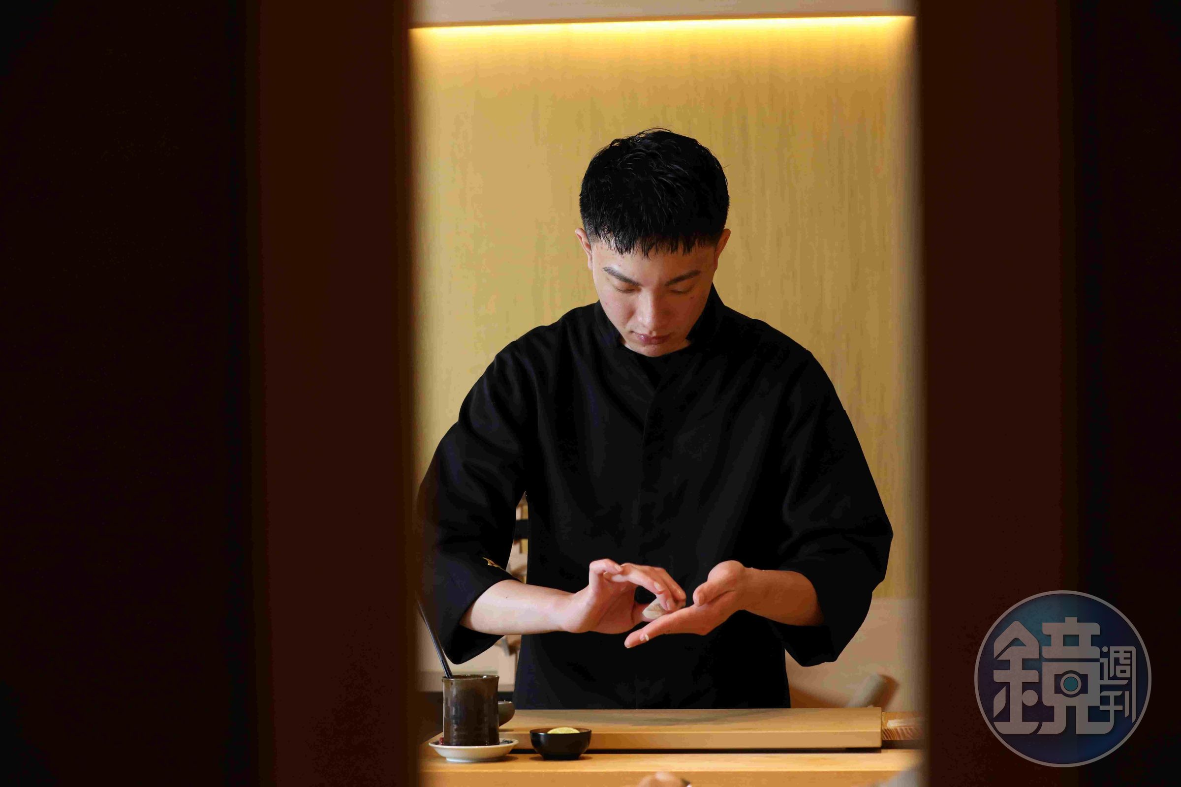 歷練過凜割烹、彧割烹、鮨天本及登龍門的料理長楊世安，將多年累積化為一套「風味設計」哲學，他說：「我希望客人記住的，不是哪一種魚，而是入口後留下的感受。」