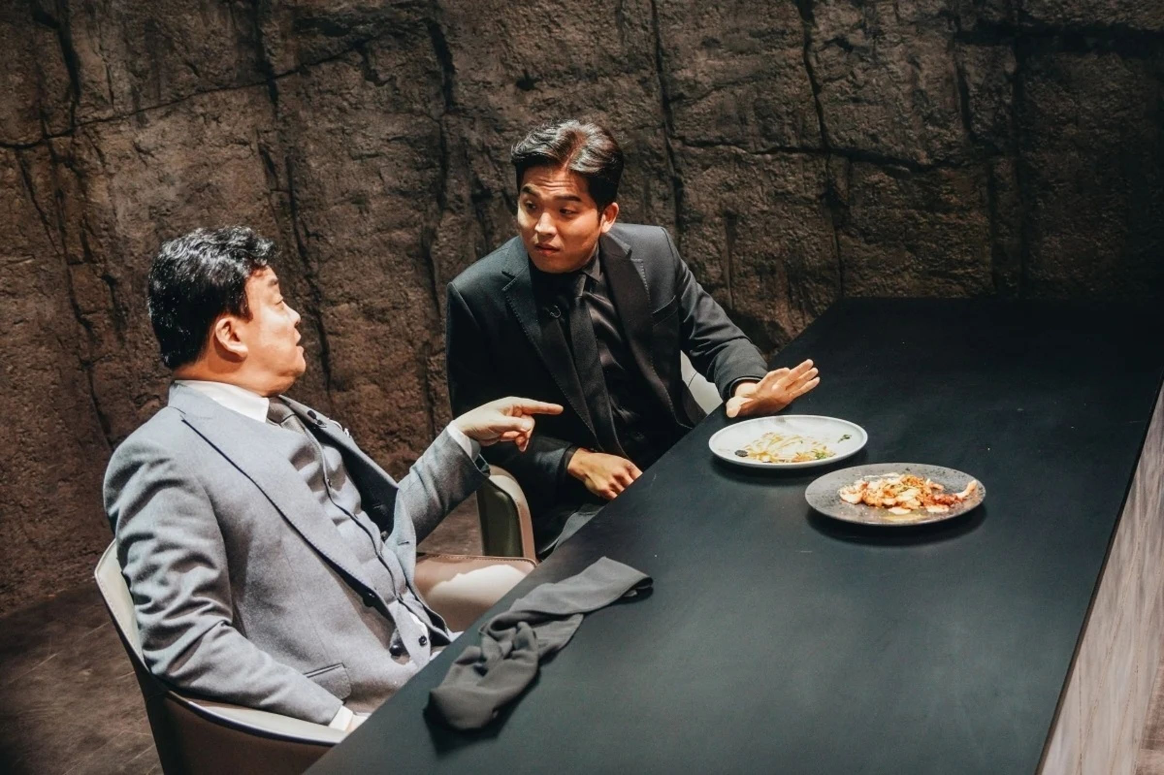 《黑白大廚》第三季傳出將於5月中旬開拍，安成宰（右）、白種元是否繼續擔任評審令網友好奇。（Netflix提供）
