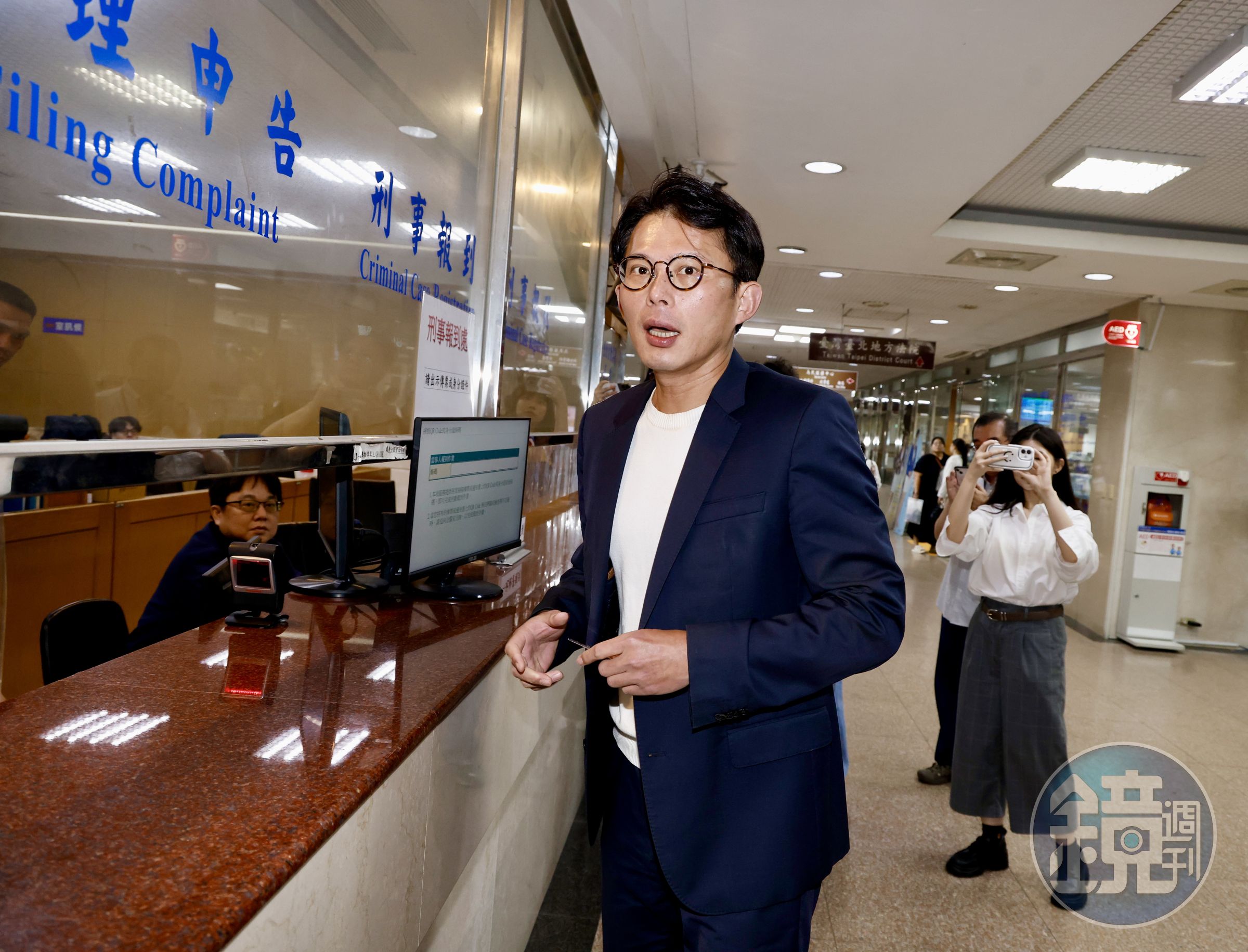 黃國昌涉嫌指揮狗仔隊跟拍政敵，又被指控收錢在立院幫忙質詢，今（25日）遭北檢傳喚。