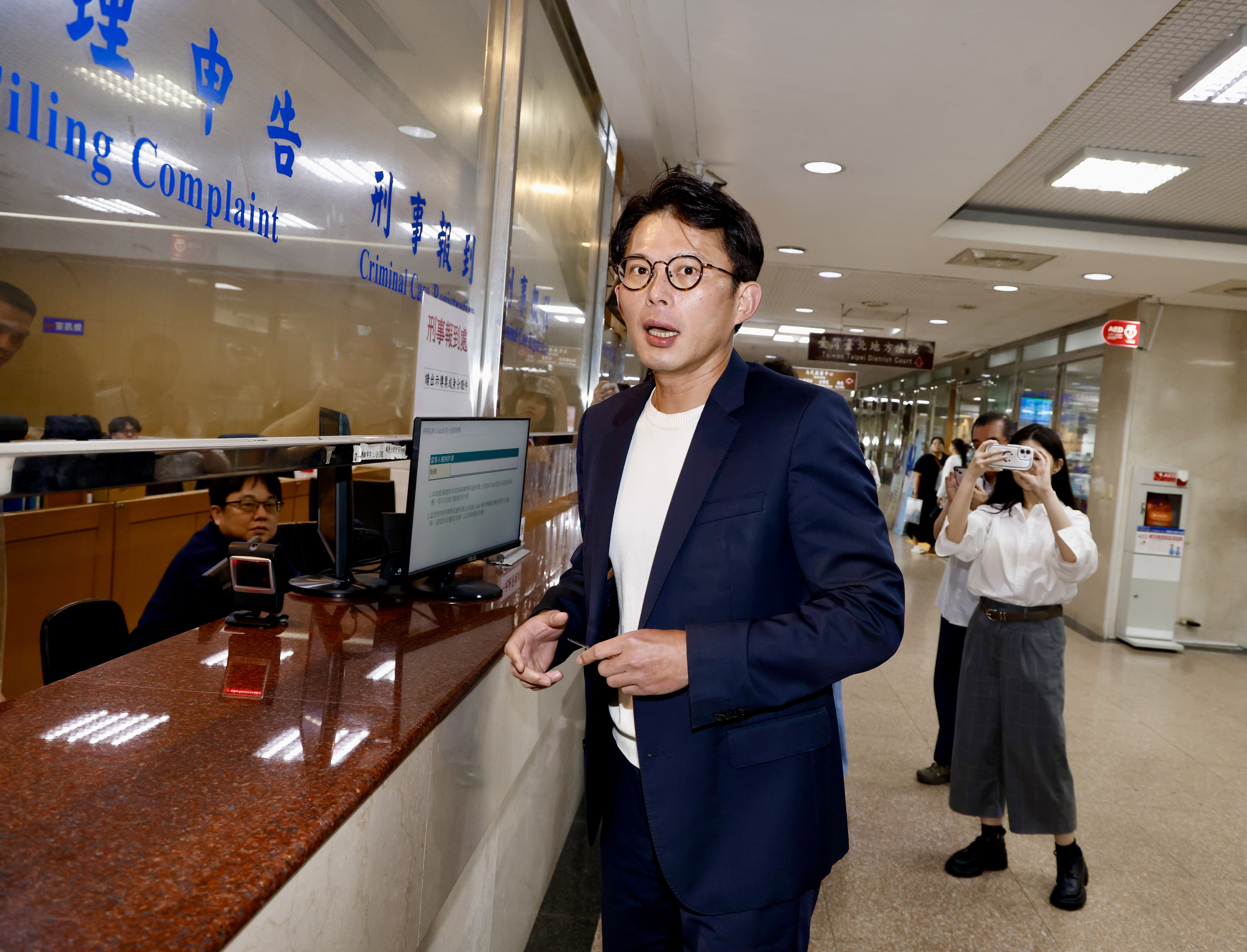 黃國昌涉嫌指揮狗仔隊跟拍政敵，又被指控收錢在立院幫忙質詢，今（25日）遭北檢傳喚。