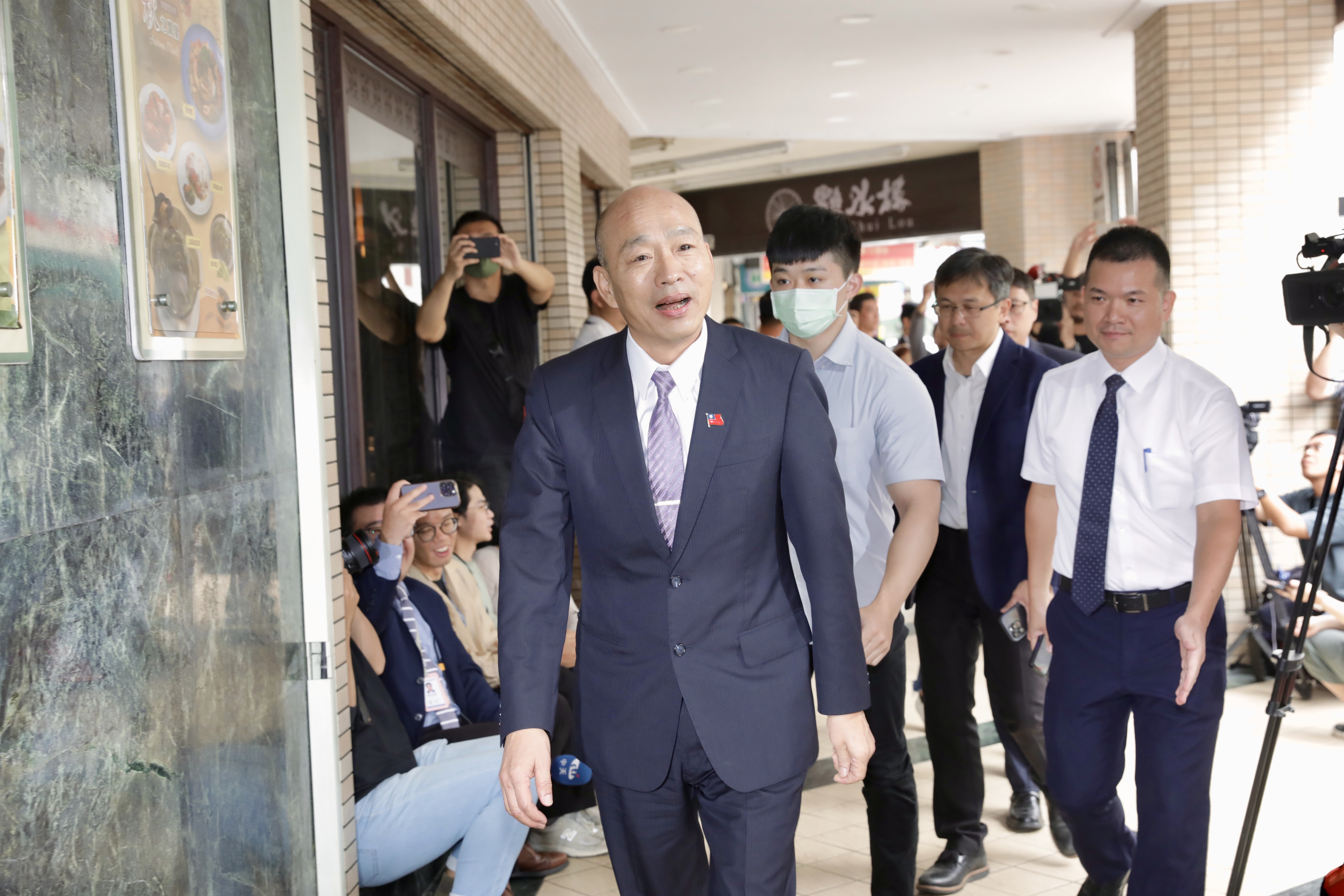 今天藍綠白3黨黨團幹部餐敘後，韓國瑜在臉書發文，喊話基隆市民反罷樑。