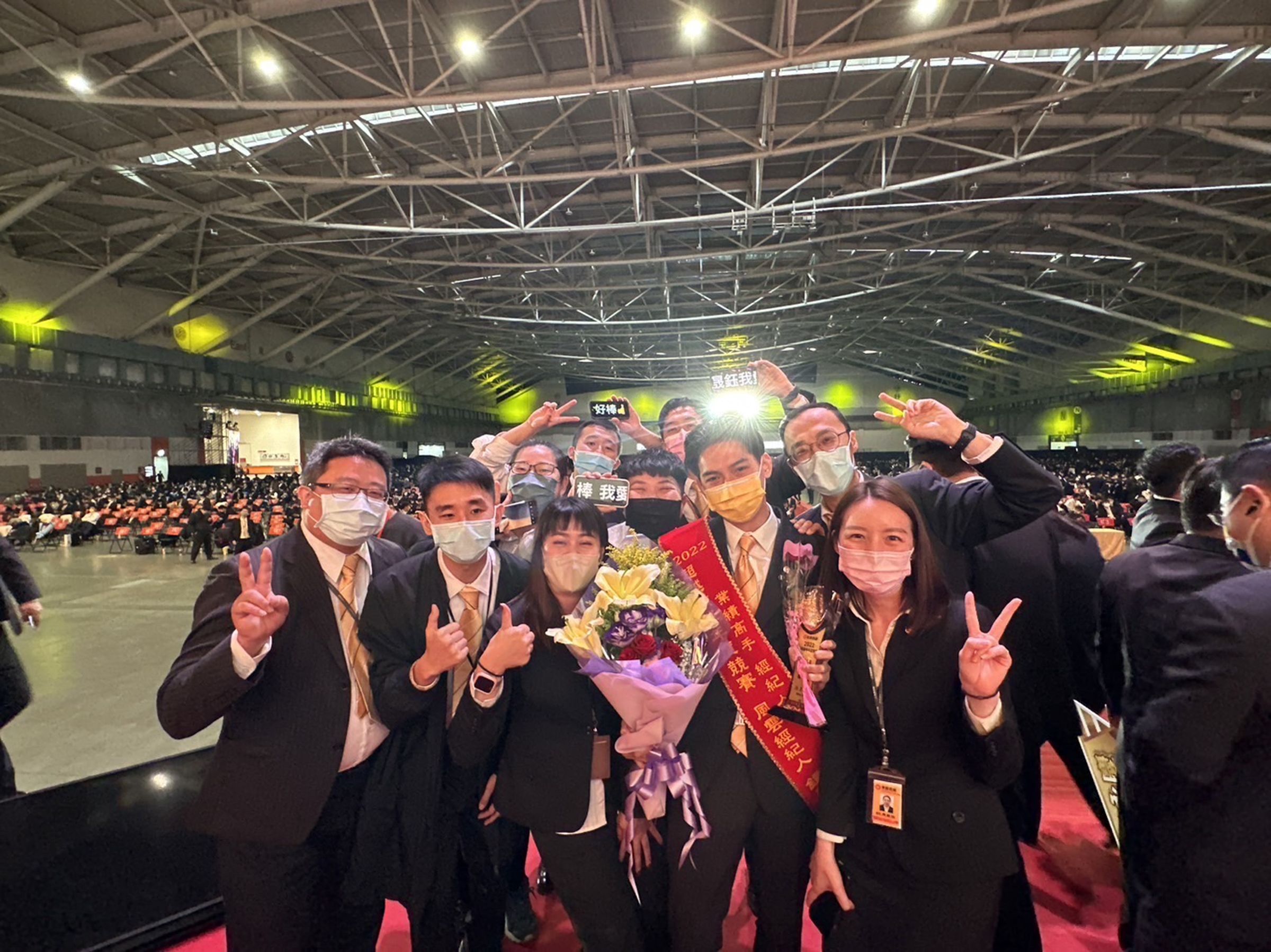 今年才28歲的經紀人鍾晟鈺(圖前右2),加入永慶房屋後年收上看2百萬!他表示,房仲工作是倒吃甘蔗型,自己越做越上手,獎金也越領越多!
