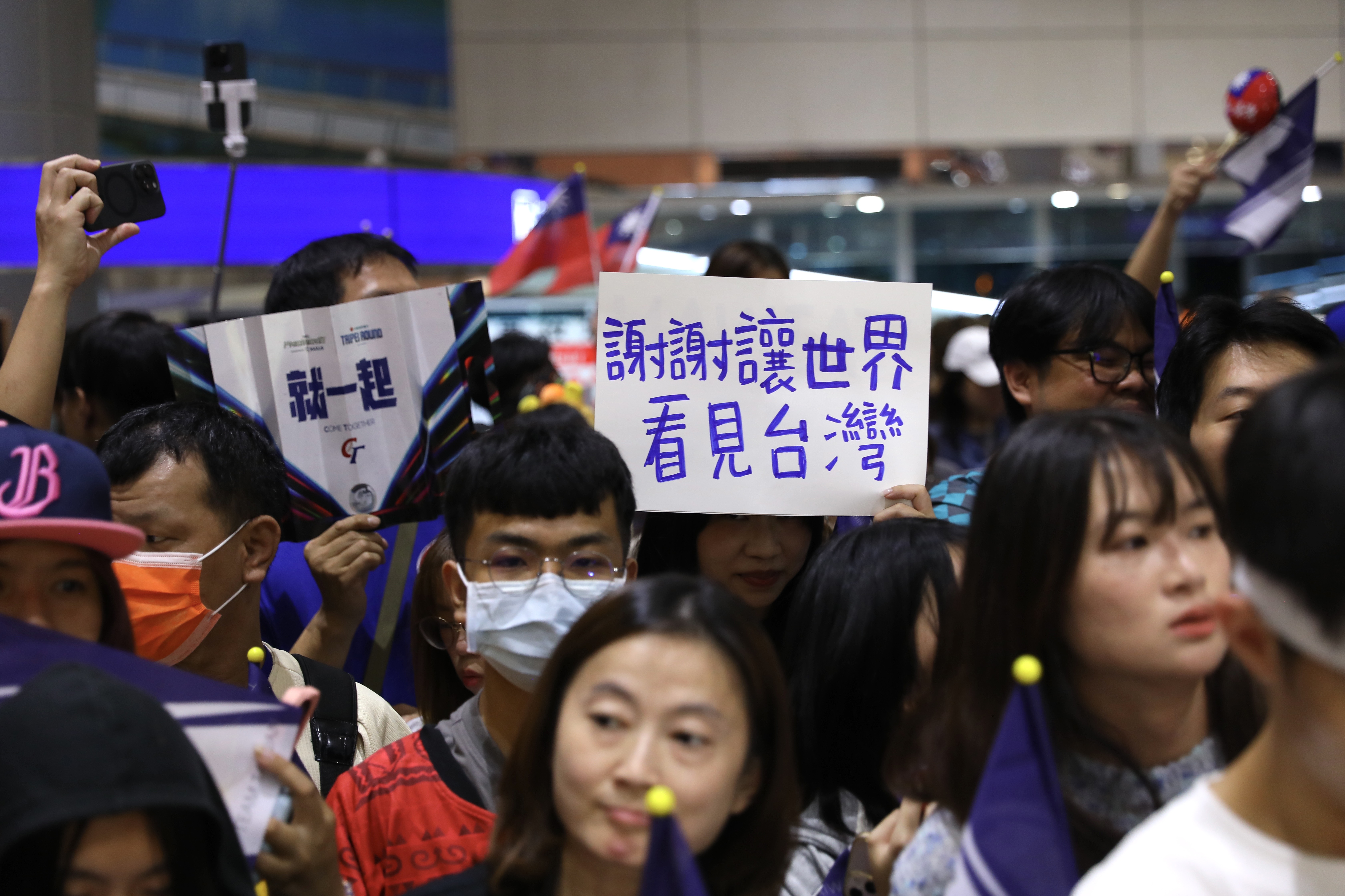 台灣英雄們預計今晚8點55分抵台，現機場已擠滿接機的球迷們。