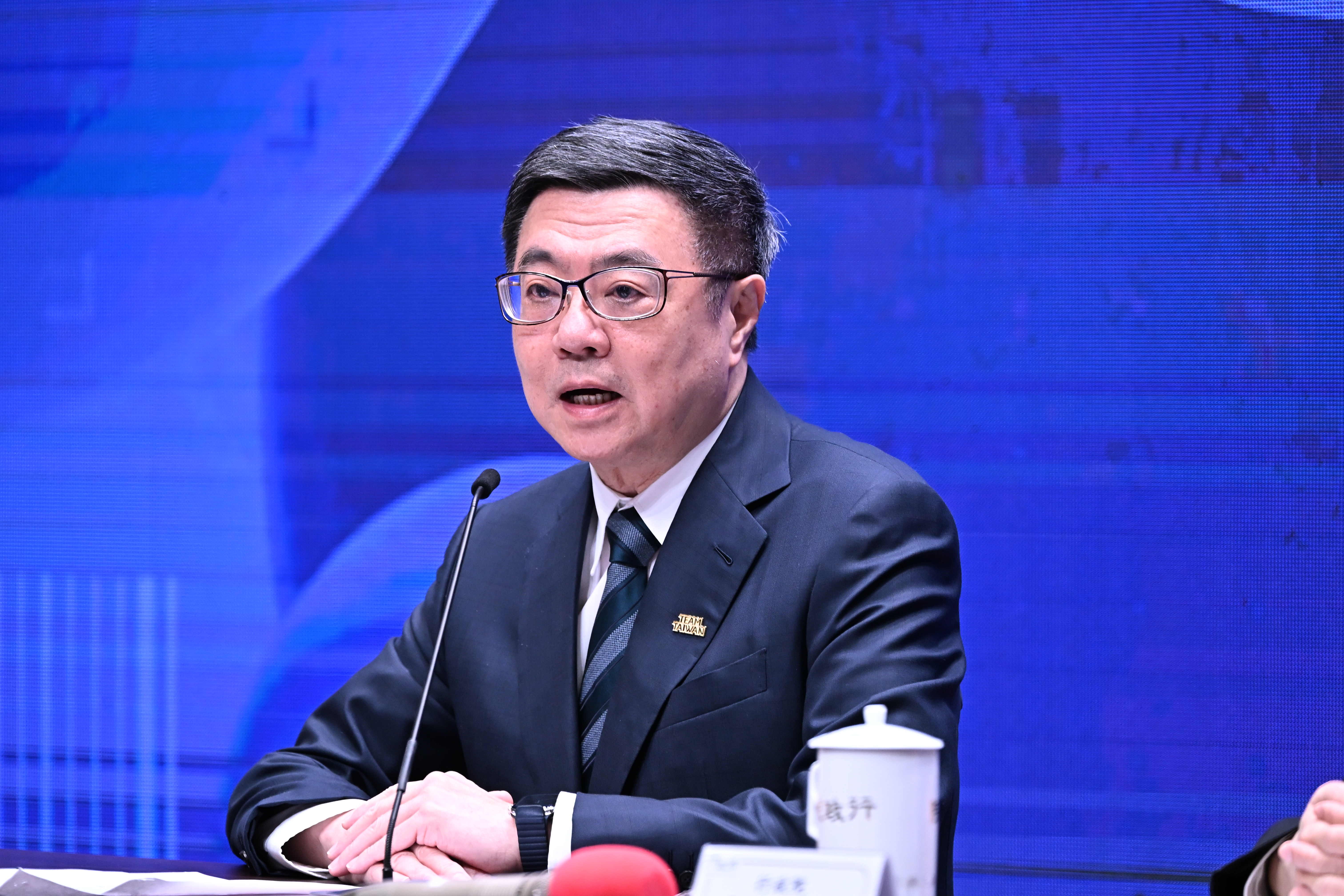 國民黨立院黨團總召傅崐萁近日預告，將不邀請行政院長卓榮泰（圖）赴立院報告覆議案。