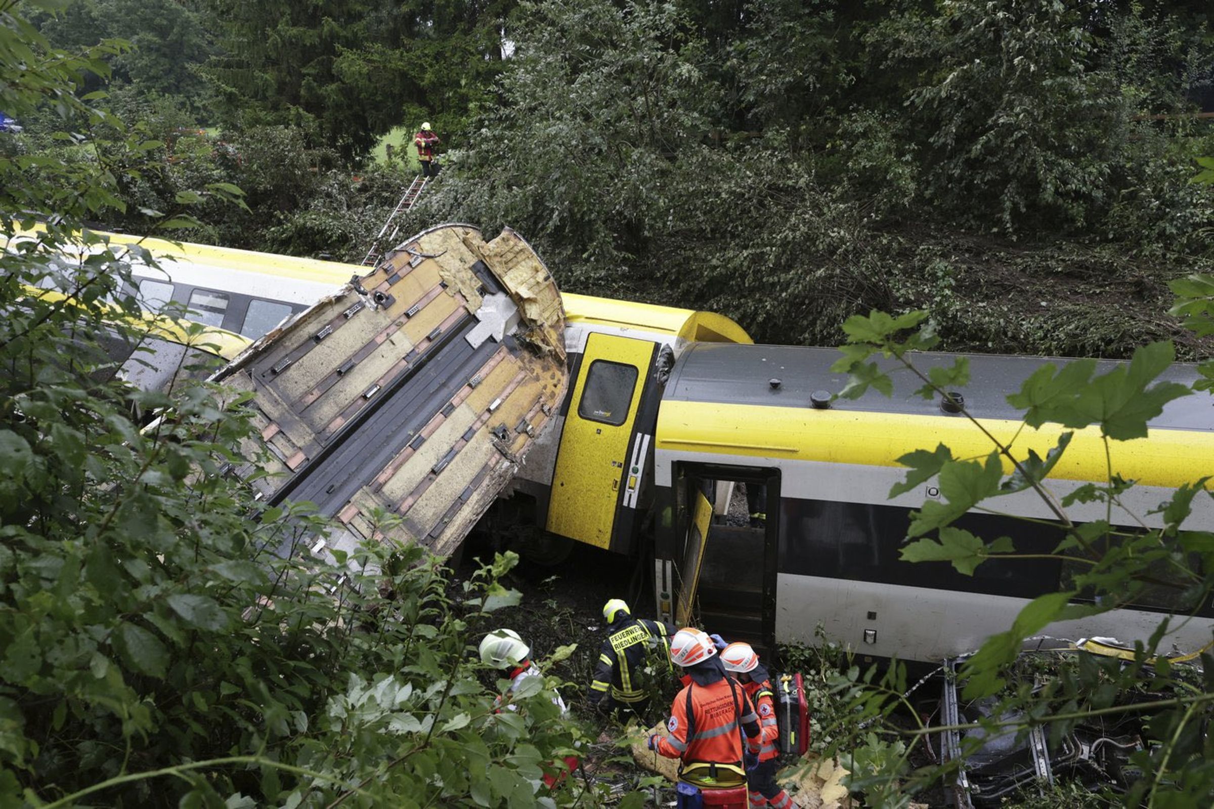 疑遇暴風雨！德國列車出軌釀至少3死多人重傷。（翻攝X）