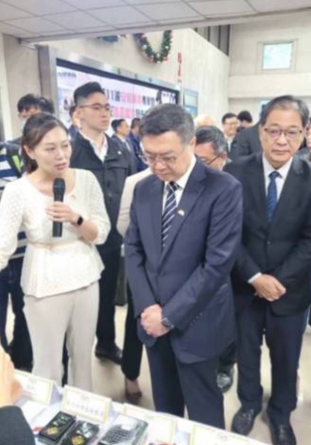 温雅惠檢察官（左）向行政院卓榮泰院長（中）、法務部鄭銘謙(右) 。（台中地檢署提供）