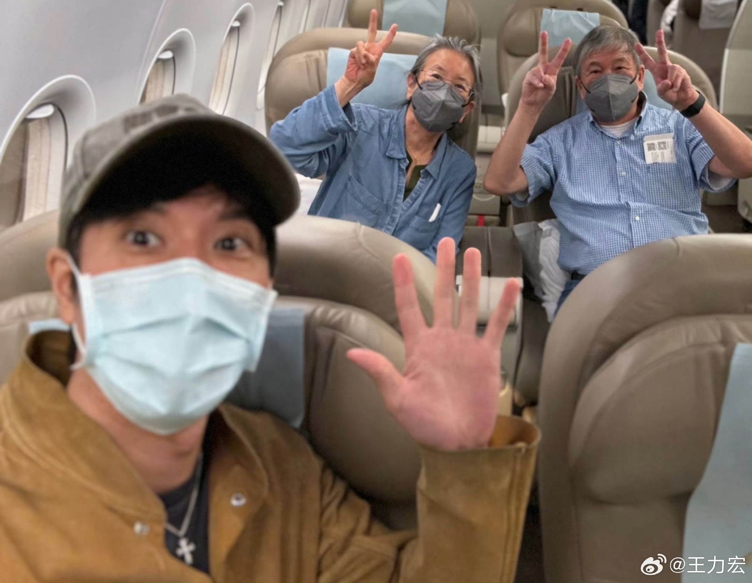 王力宏帶著爸媽一起到海南島。(西東音樂提供)
