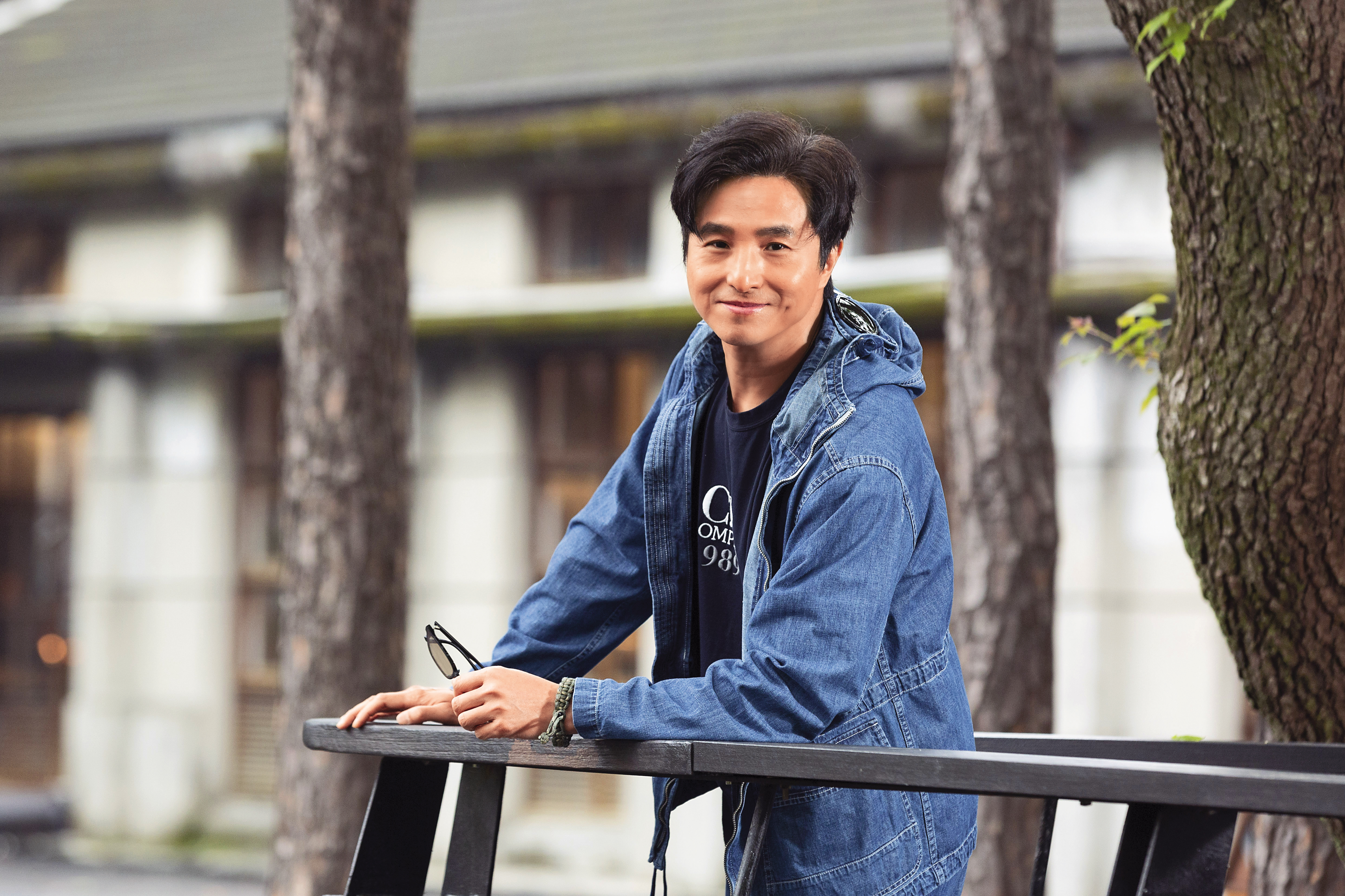 人到中年的王少偉不在乎被說是媽寶，賺的錢都交給父母，他認為道不同不相為謀，人要走自己的路。