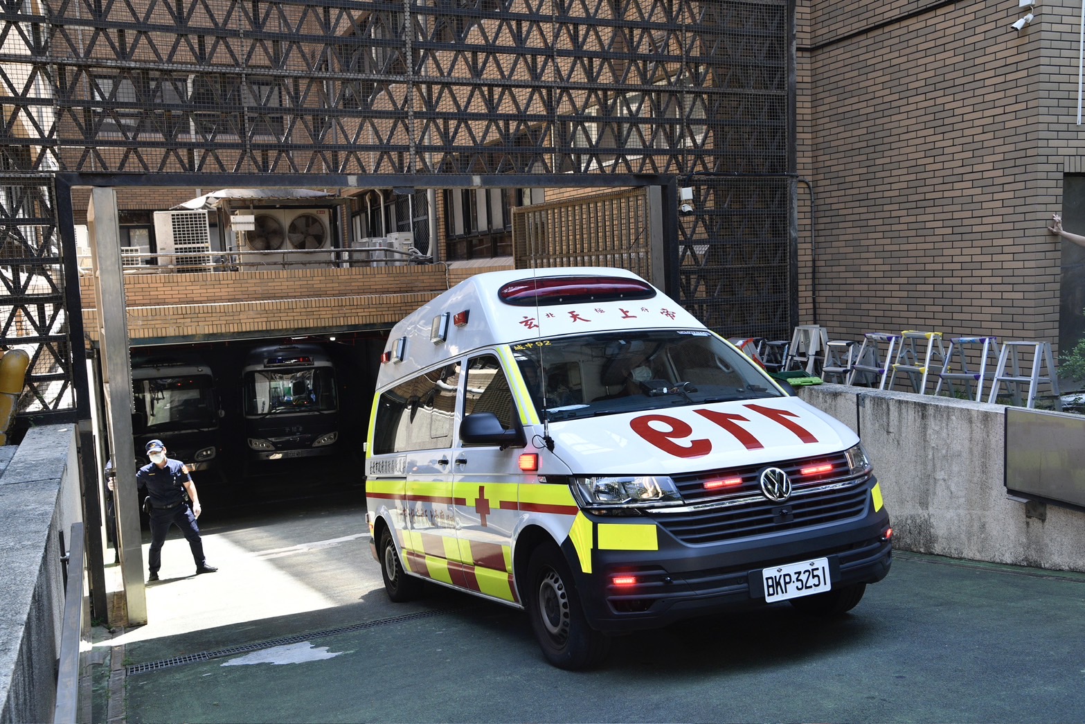 彭振聲在閱卷期間身體不適，服藥後仍數度嘔吐以及喘氣，隨即被緊急送醫院治療。