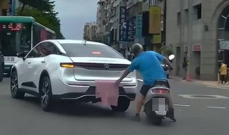阿伯騎機車追上轎車，火速抽走遮蔽車牌的毛巾，還替車主將後車廂蓋蓋上，過程都被後方網友目擊錄影。（翻攝自WoWtchout—地圖型行車影像分享平台YouTube頻道）
