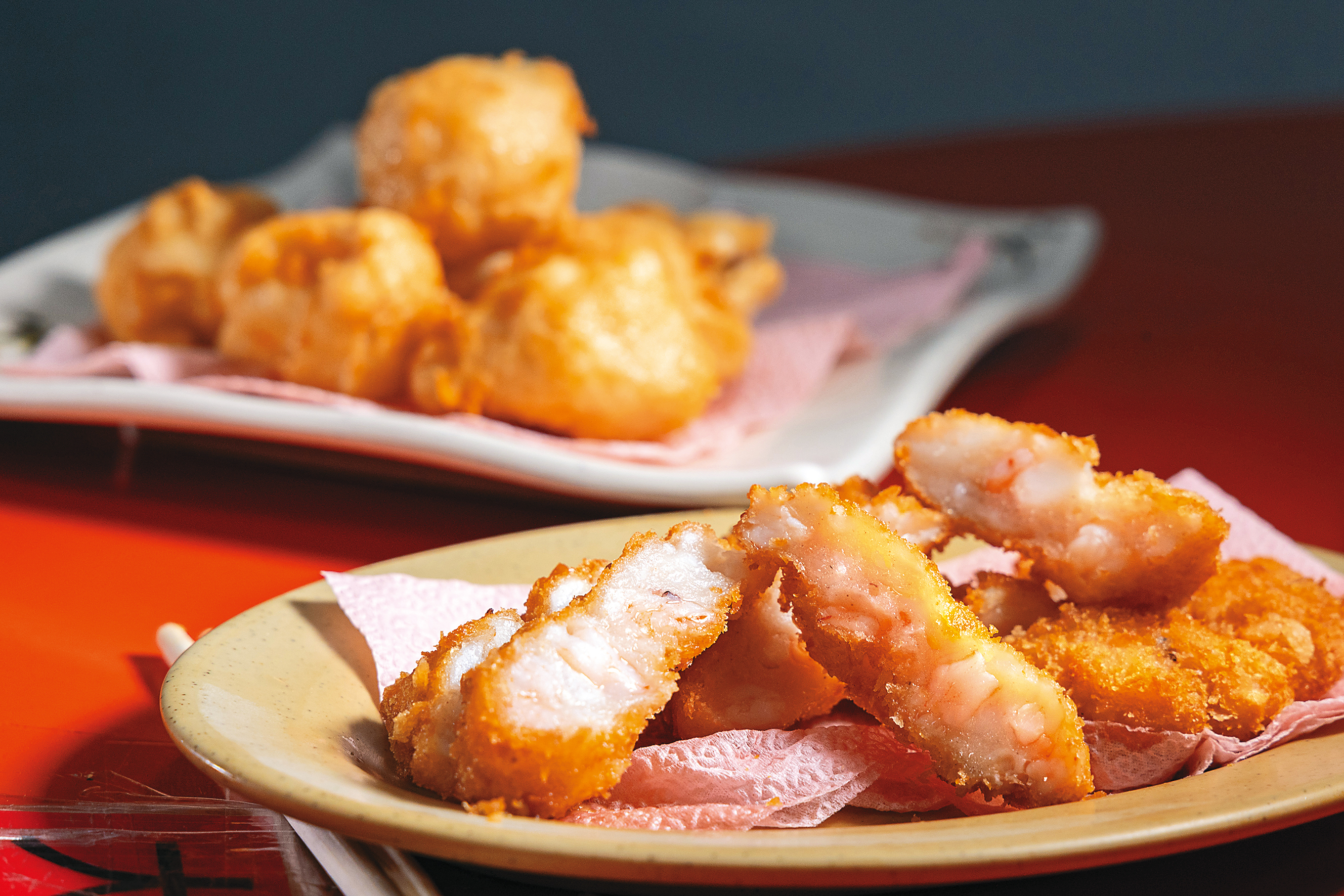 「蝦餅」（前，200元／份）裡有紮實的蝦肉；「炸花枝丸」（後，150元／份）也Q彈美味。