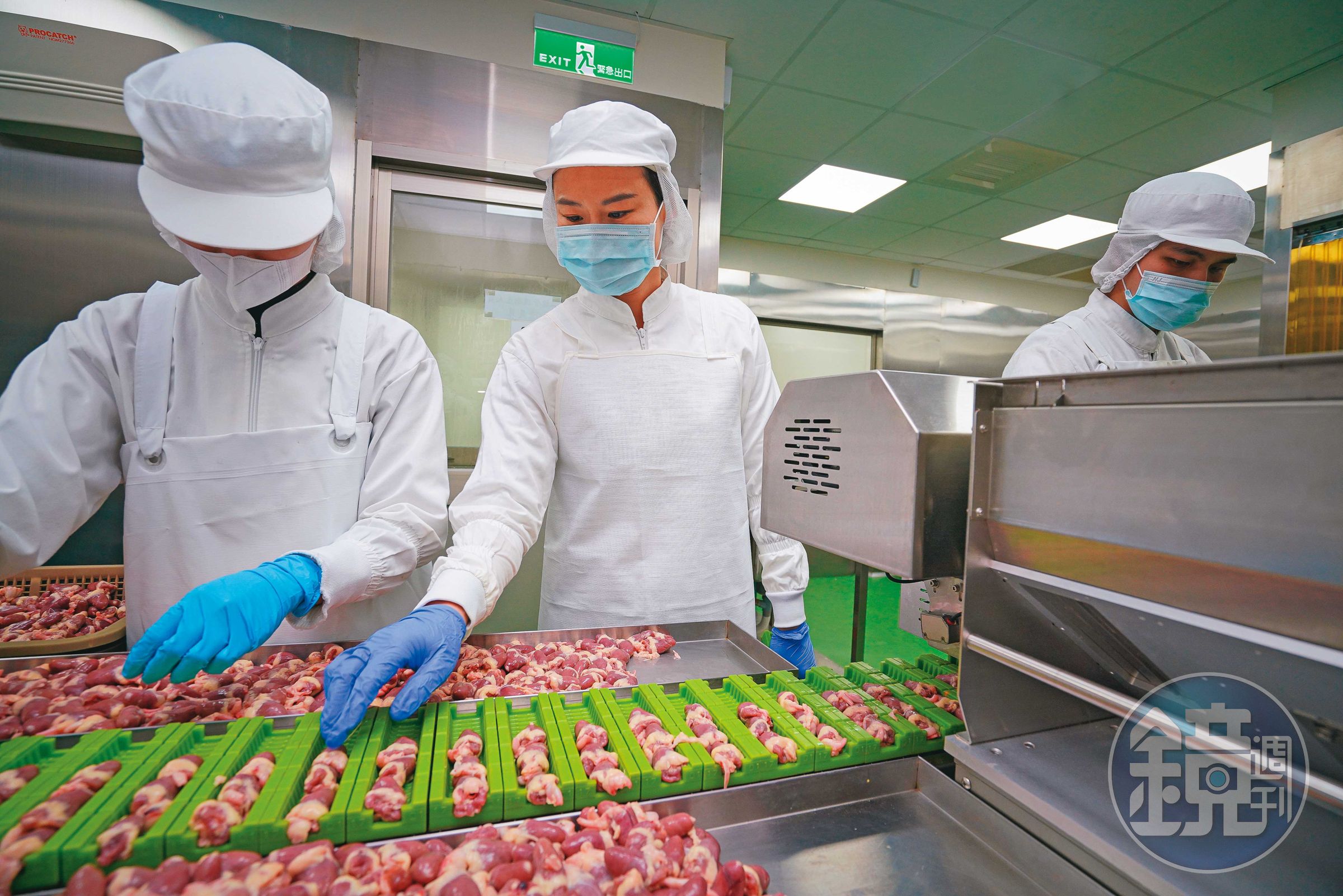 陳妍霖砸了500萬元在中央工廠設立自動串製生產線，每日可串製3萬串，除了自家分店外，還幫數家居酒屋代製代串。