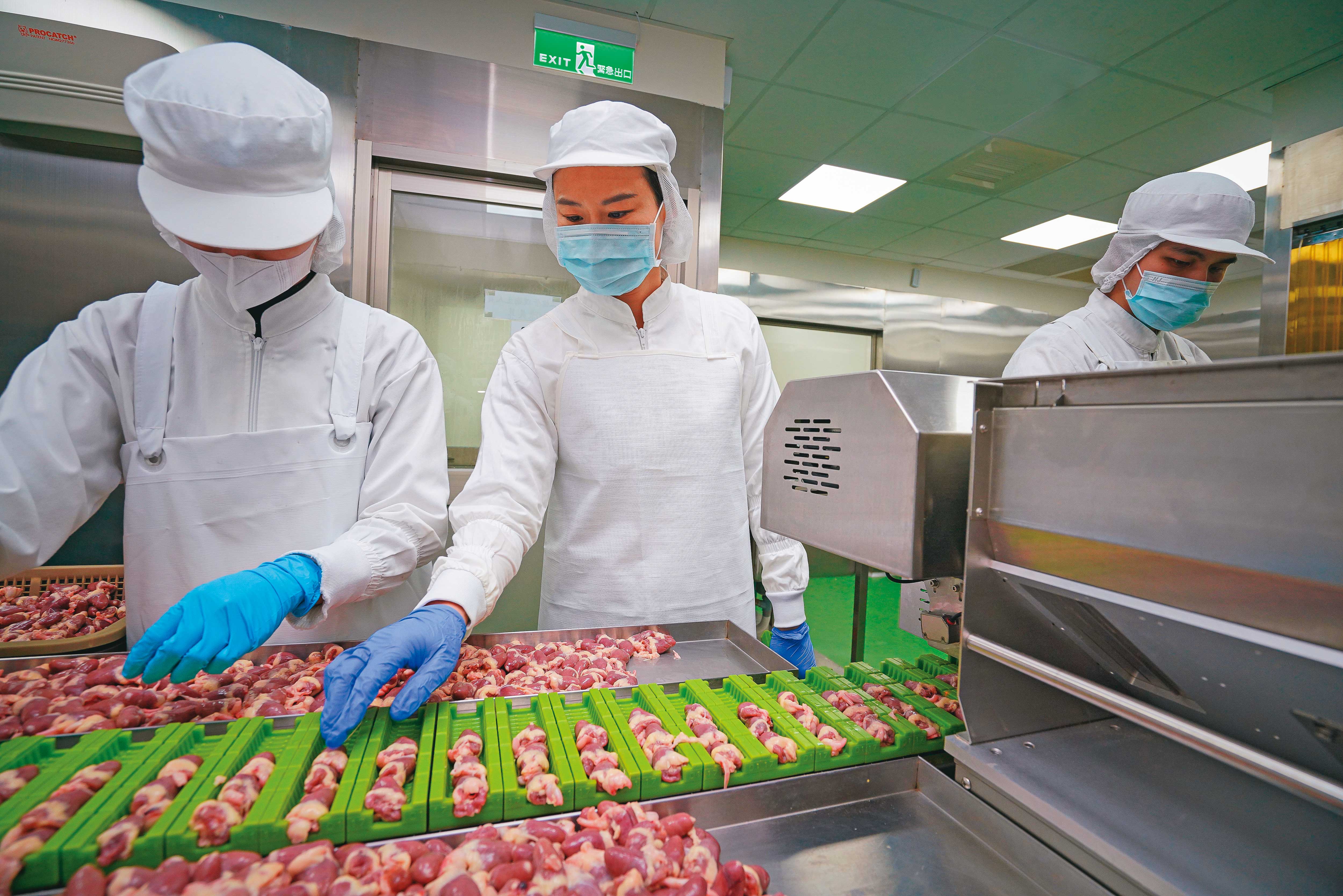 陳妍霖砸了500萬元在中央工廠設立自動串製生產線，每日可串製3萬串，除了自家分店外，還幫數家居酒屋代製代串。